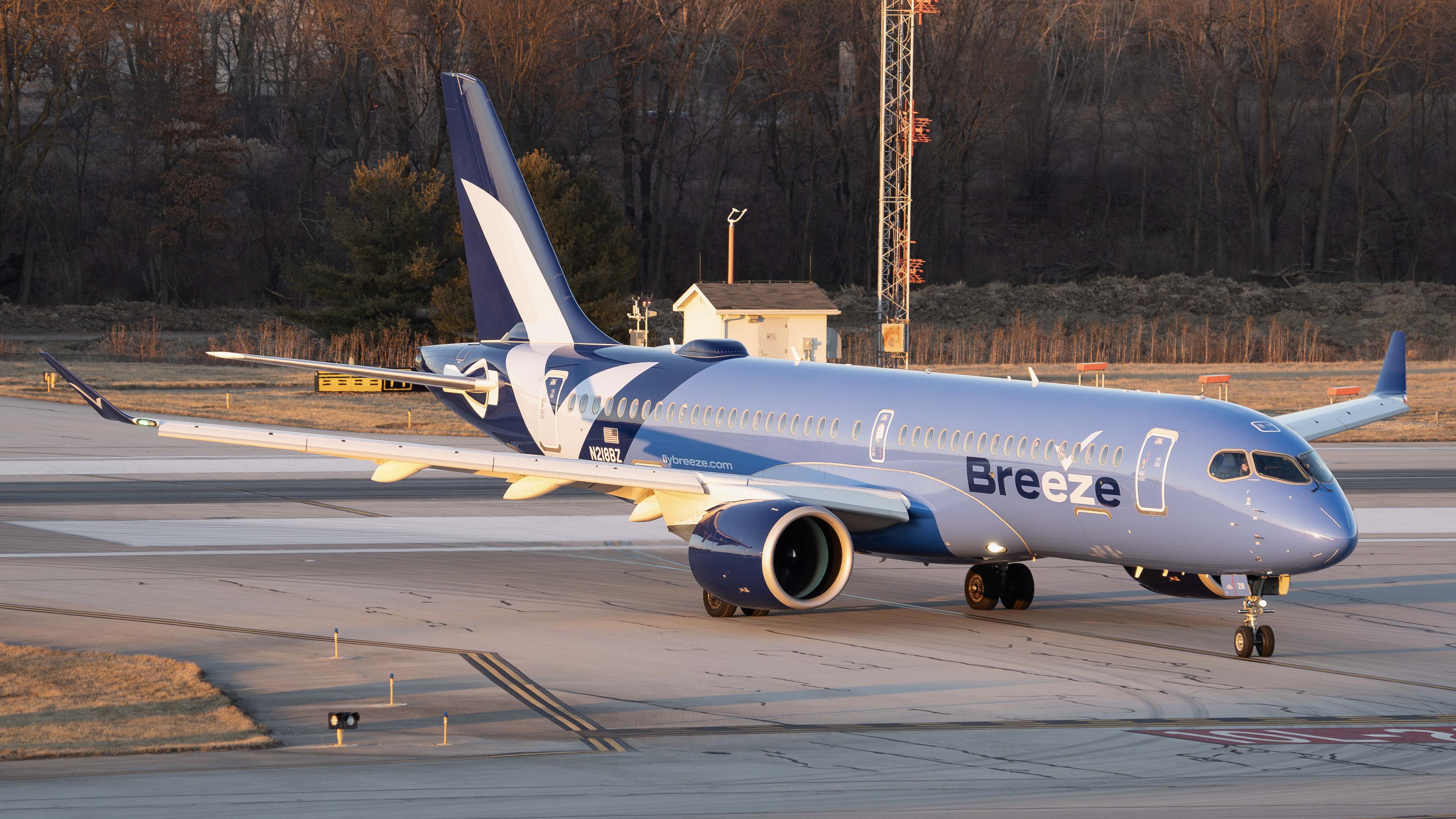 Full size: Breeze Airways Airbus A220-300 N218BZ at John Glenn Columbus International Airport