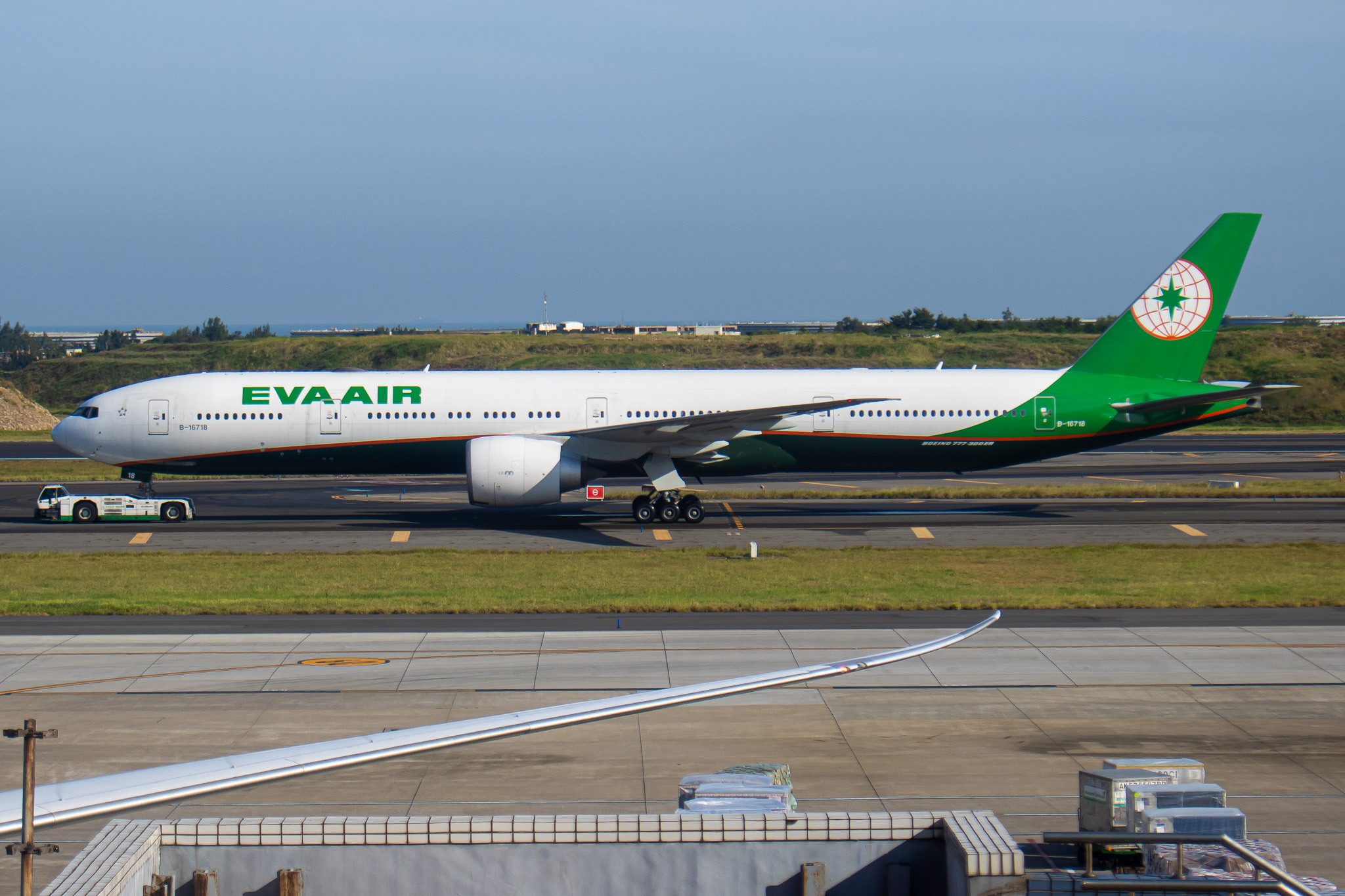 Full size: EVA Air Boeing 777-300ER B-16718 at Taiwan Taoyuan International Airport