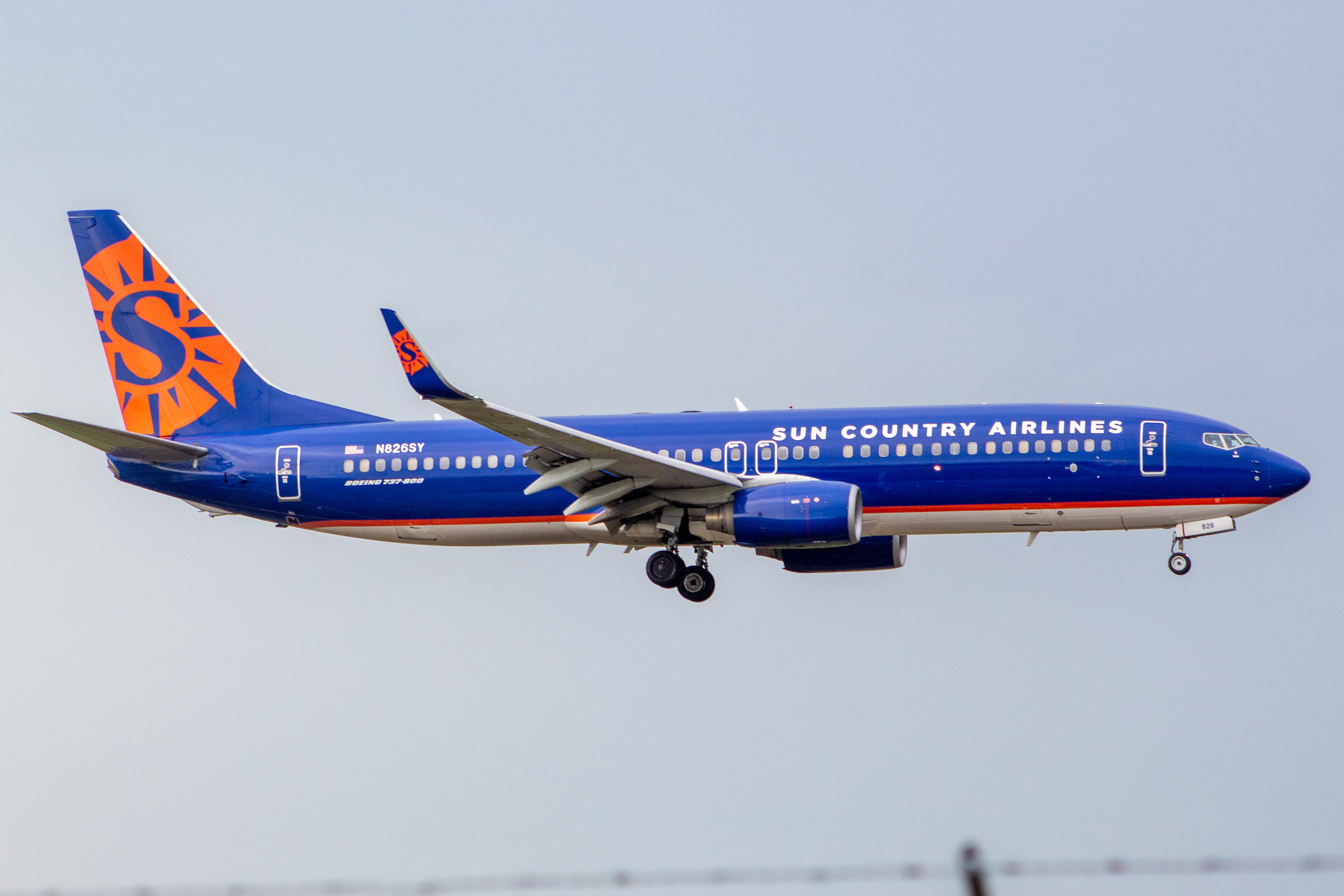 Full size: Sun Country Airlines Boeing 737-800 N826SY at Orlando International Airport