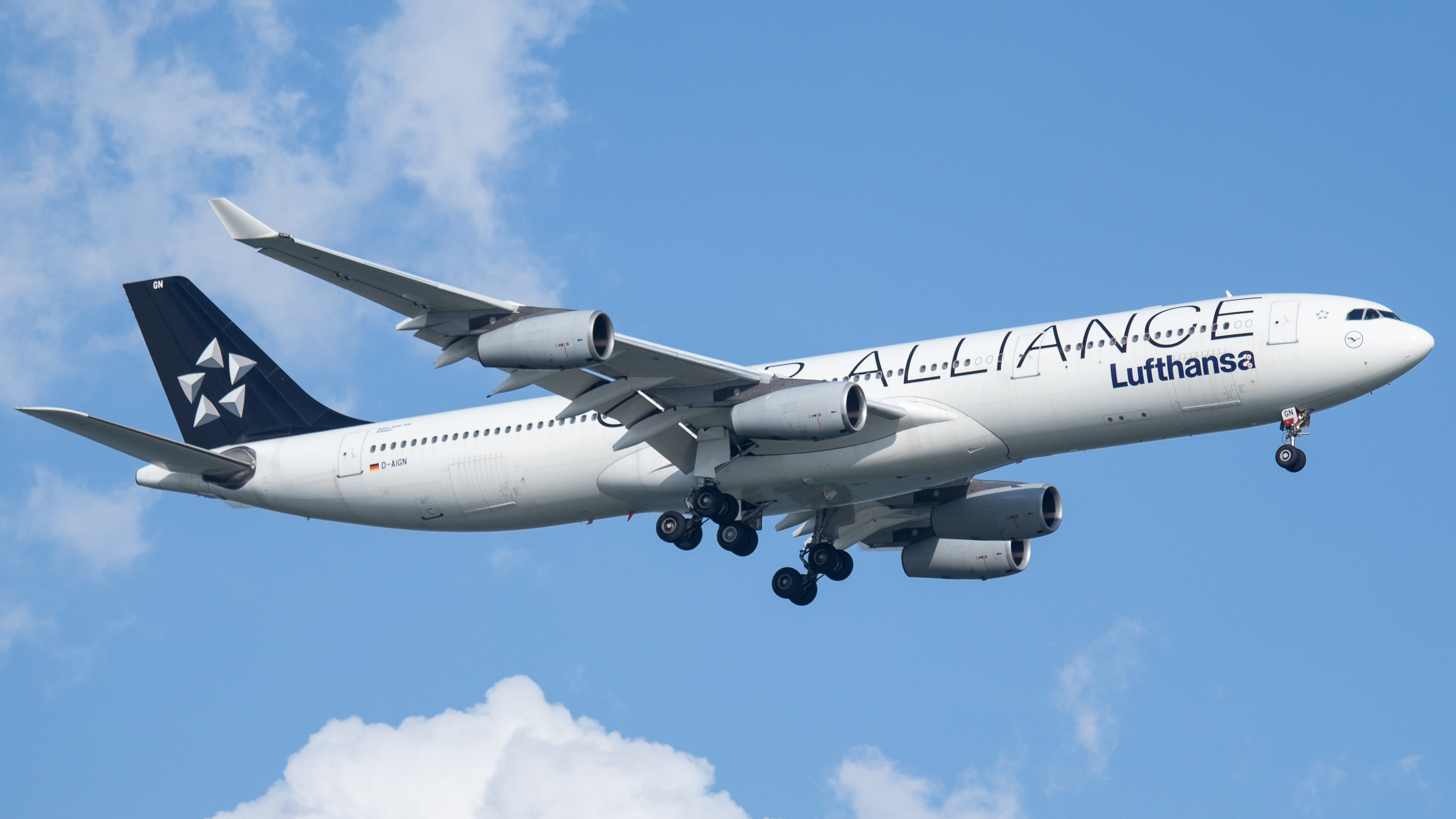 Full size: Lufthansa Airbus A340-300 D-AIGN at Singapore-Changi Airport