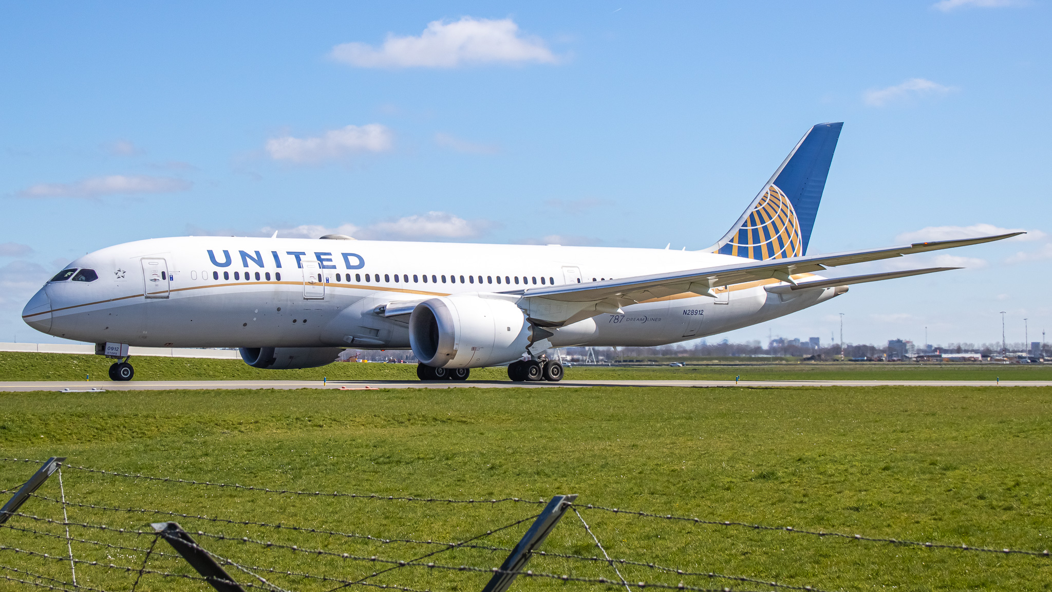 Full size: United Airlines Boeing 787-8 N28912 at Amsterdam Schiphol Airport