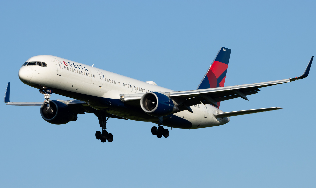 Full size: Delta Airlines Boeing 757-200 N6704Z at Pittsburgh International Airport