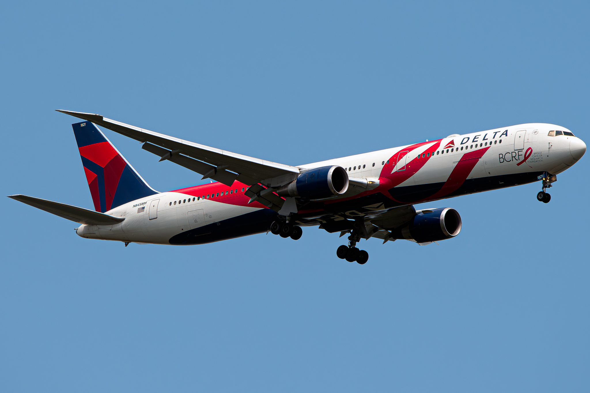 Full size: Delta Airlines Boeing 767-400ER N845MH at Cincinnati/Northern Kentucky International Airport