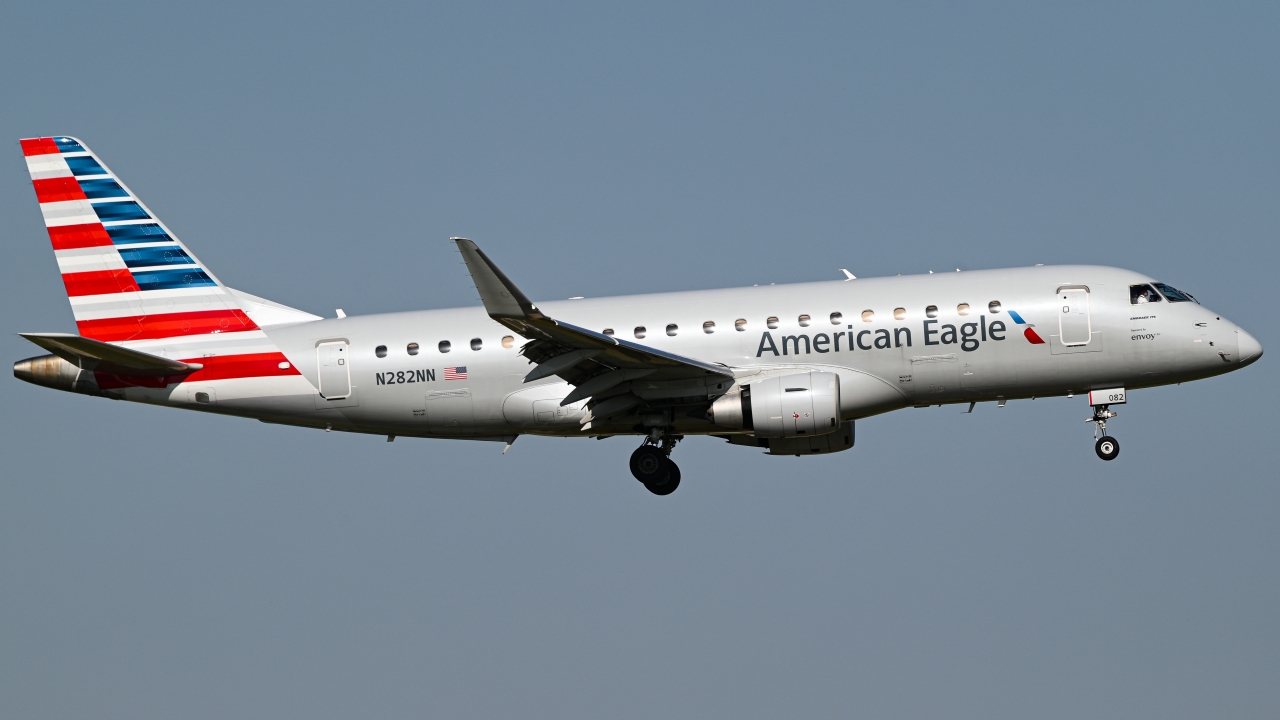 Full size: American Eagle ERJ175 N282NN at Dallas-Fort Worth International Airport