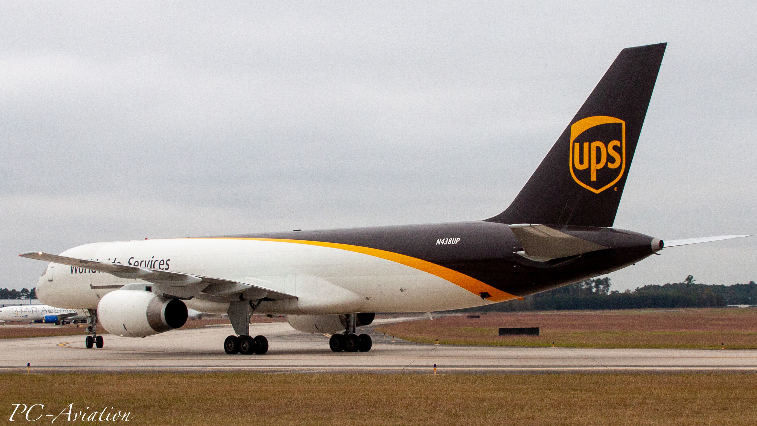 Full size: United Parcel Service Boeing 757-200 N438UP at Houston-George Bush Intercontinental Airport