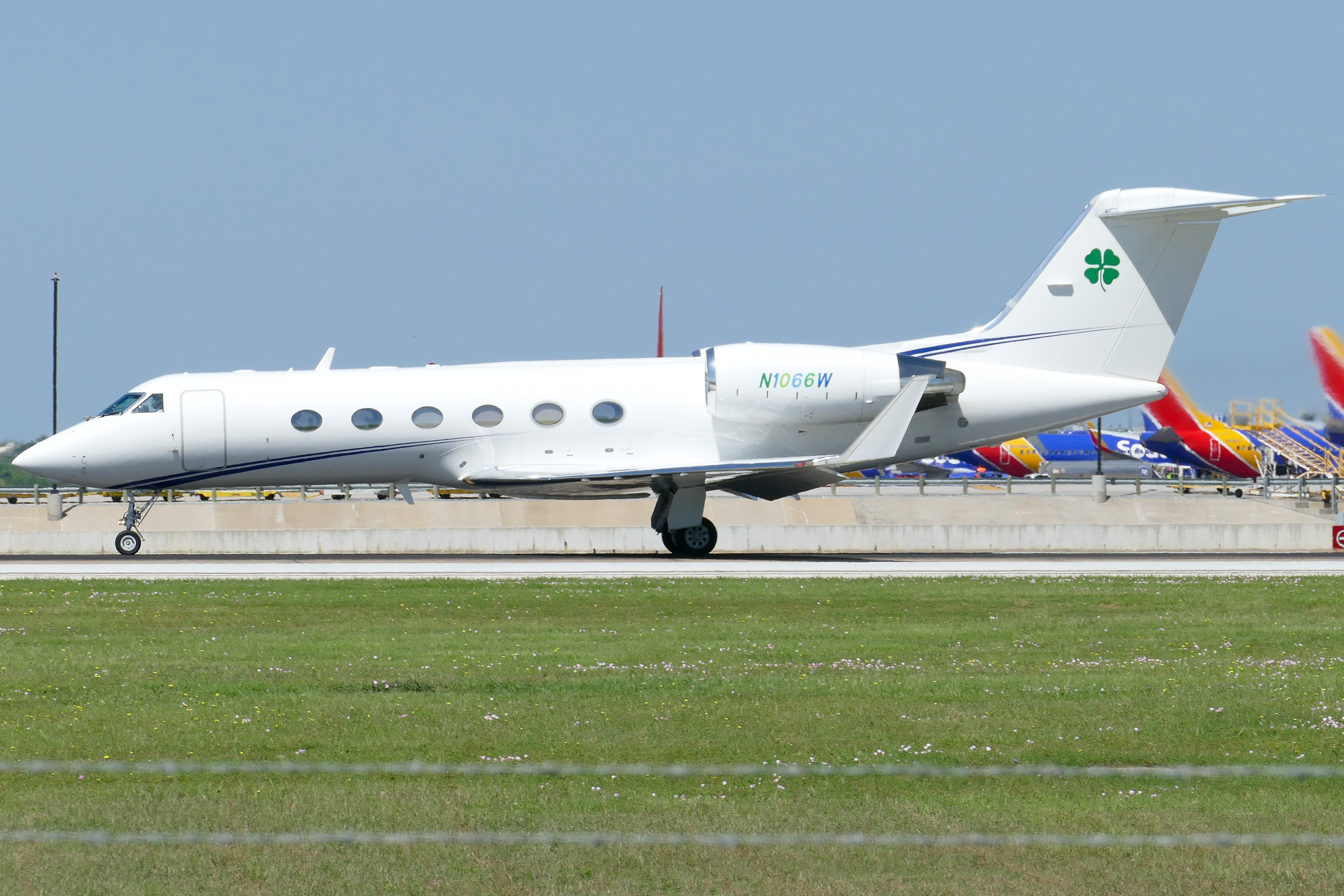 Full size: PRIVATE Gulfstream G400 N1066W at Austin-Bergstrom International Airport