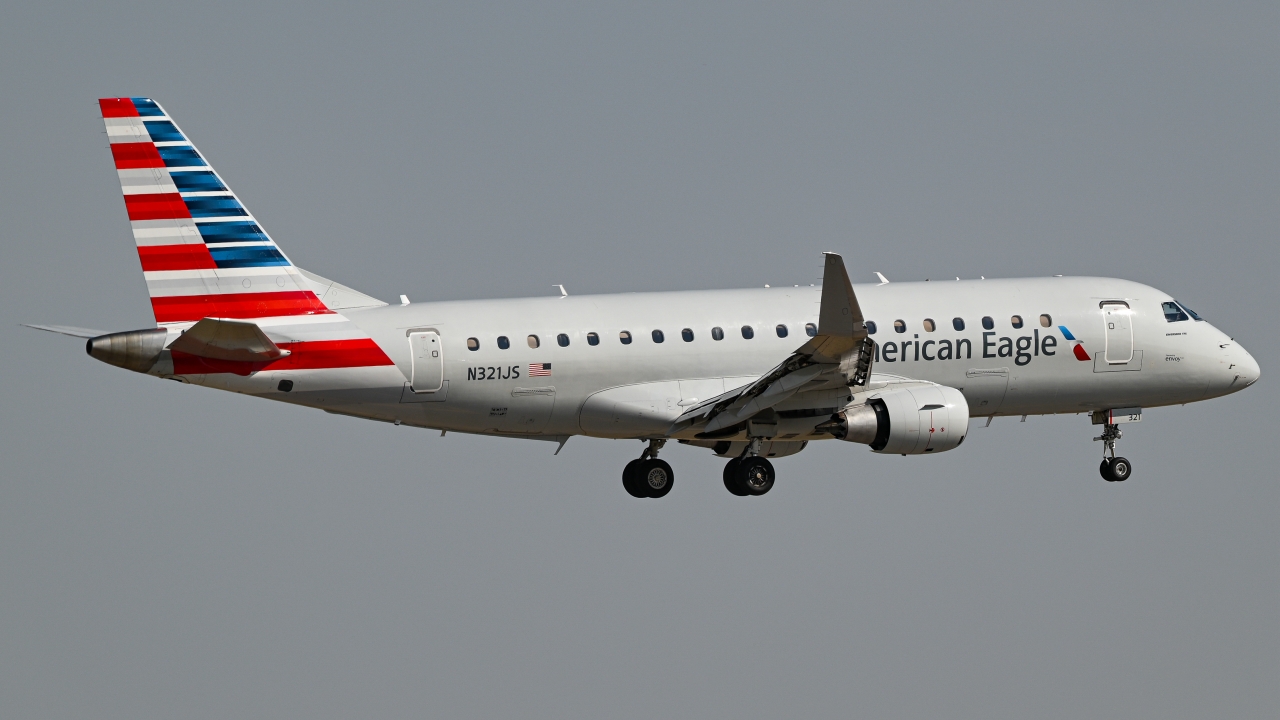 Full size: American Eagle Embraer E175 N321JS at Dallas-Fort Worth International Airport