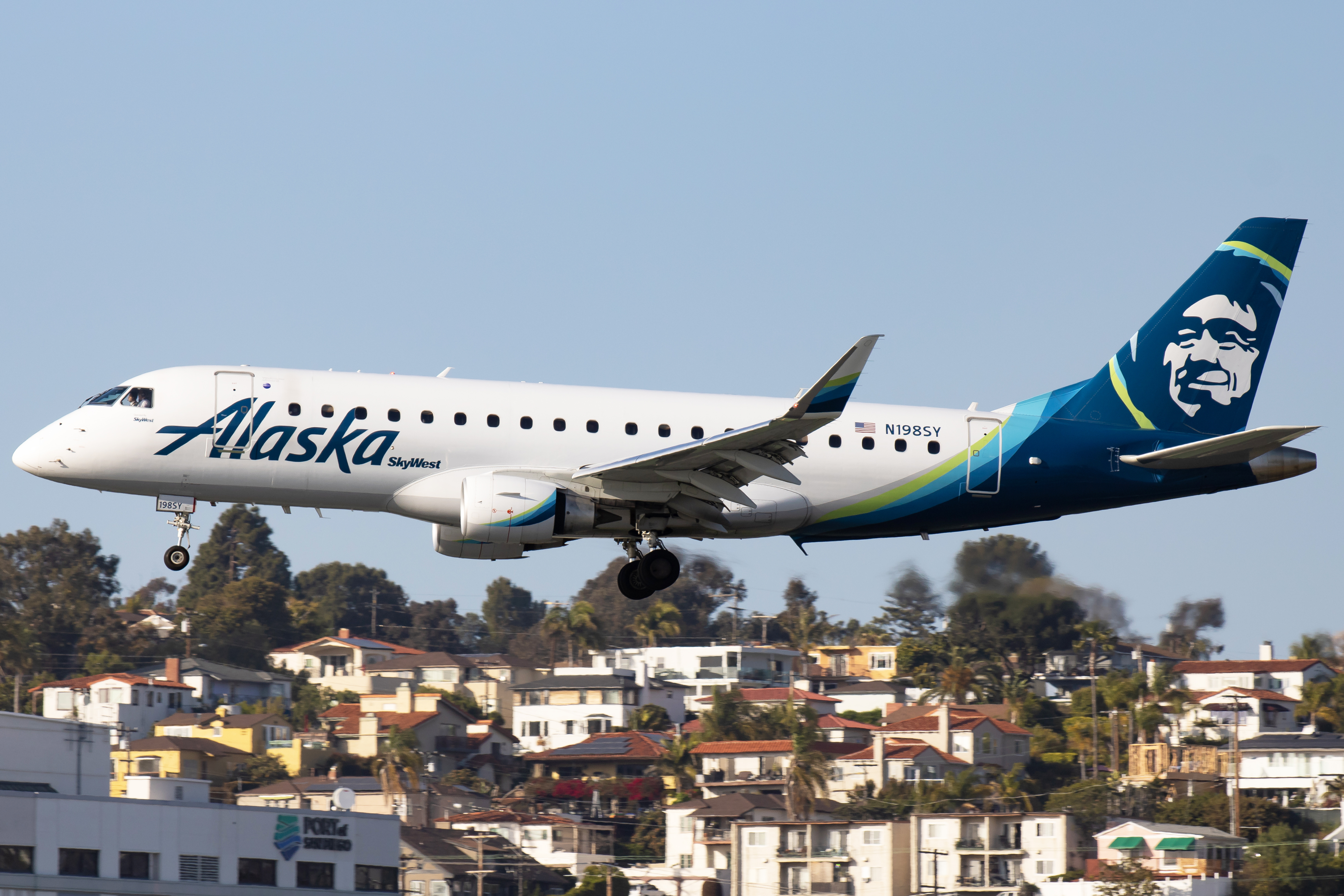 Full size: Alaska Airlines Embraer E175LR N198SY at San Diego International Airport