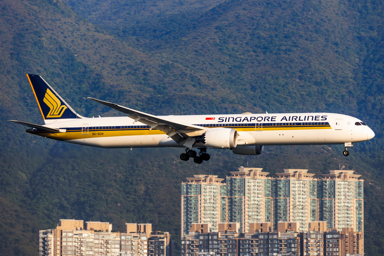 Full size: Singapore Airlines Boeing 787-10 9V-SCH at Hong Kong International Airport