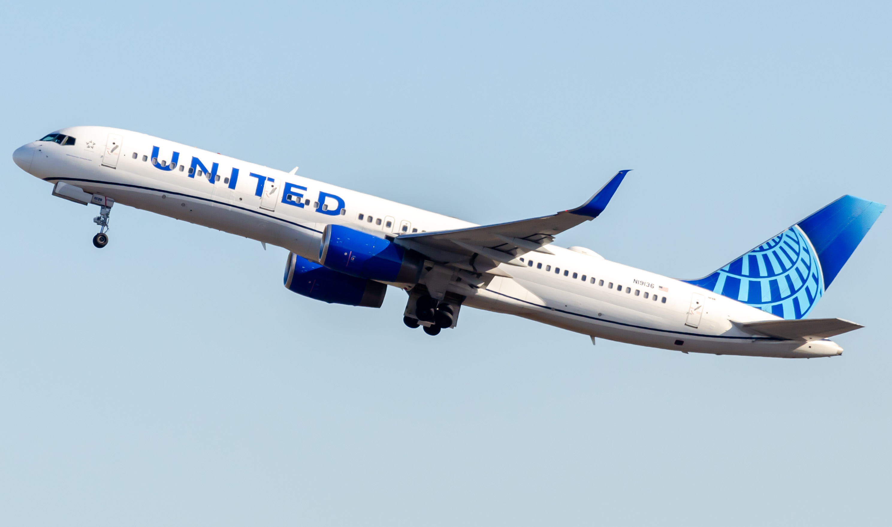 Full size: United Airlines Boeing 757-200 N19136 at Newark Liberty International Airport