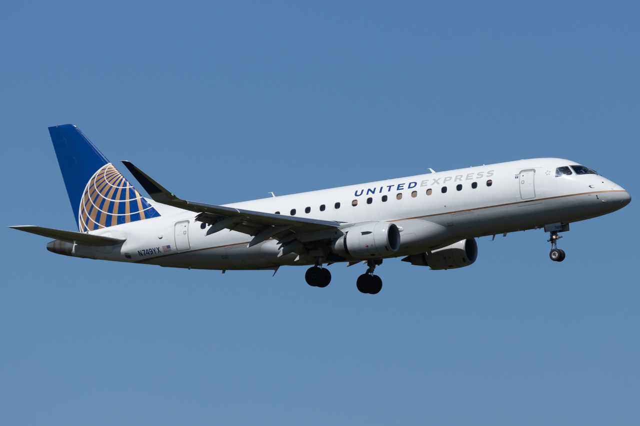 Full size: United Express Embraer E175 N749YX at Pittsburgh International Airport