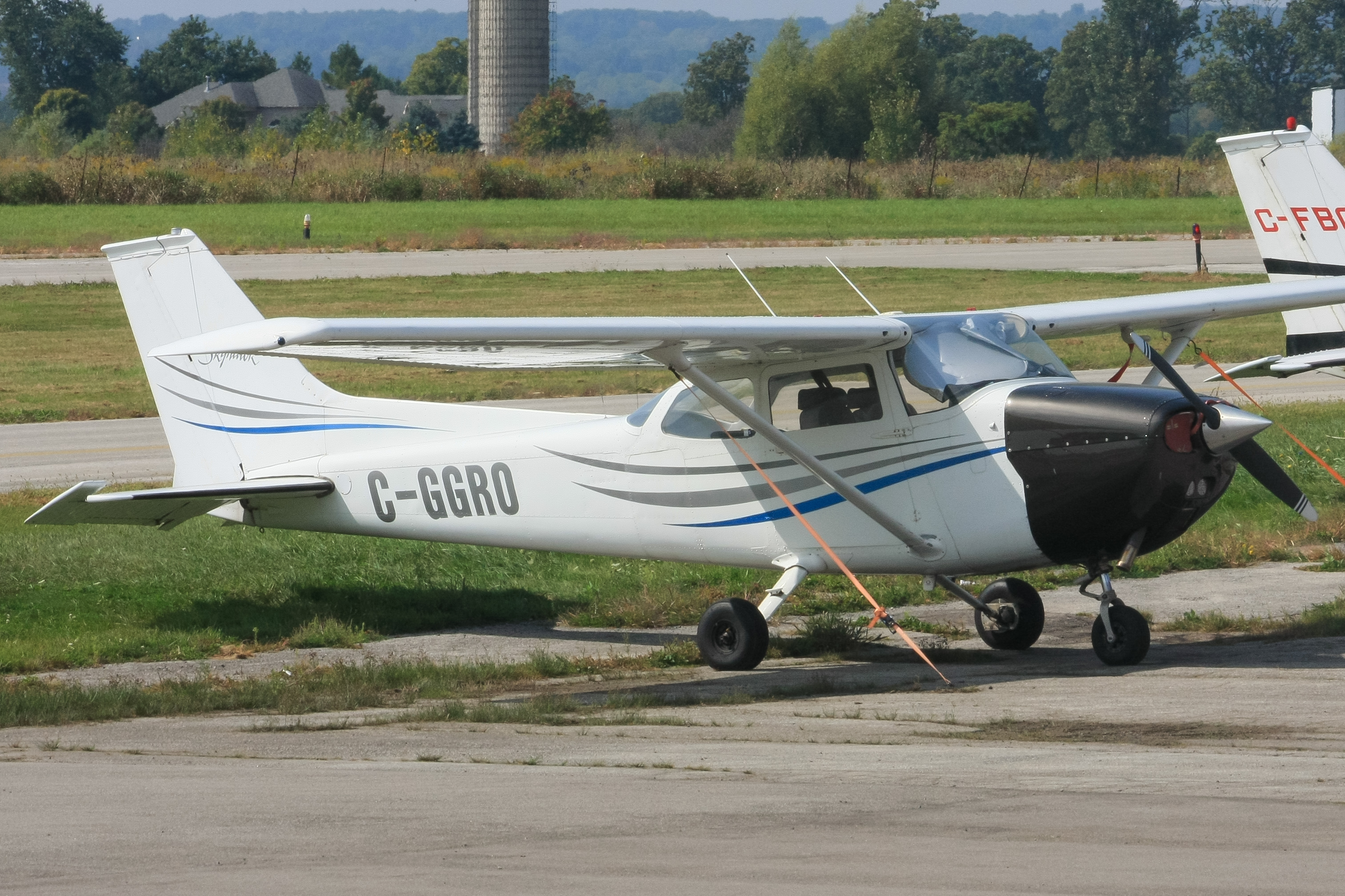 Full size: PRIVATE Cessna 172 C-GGRO at 