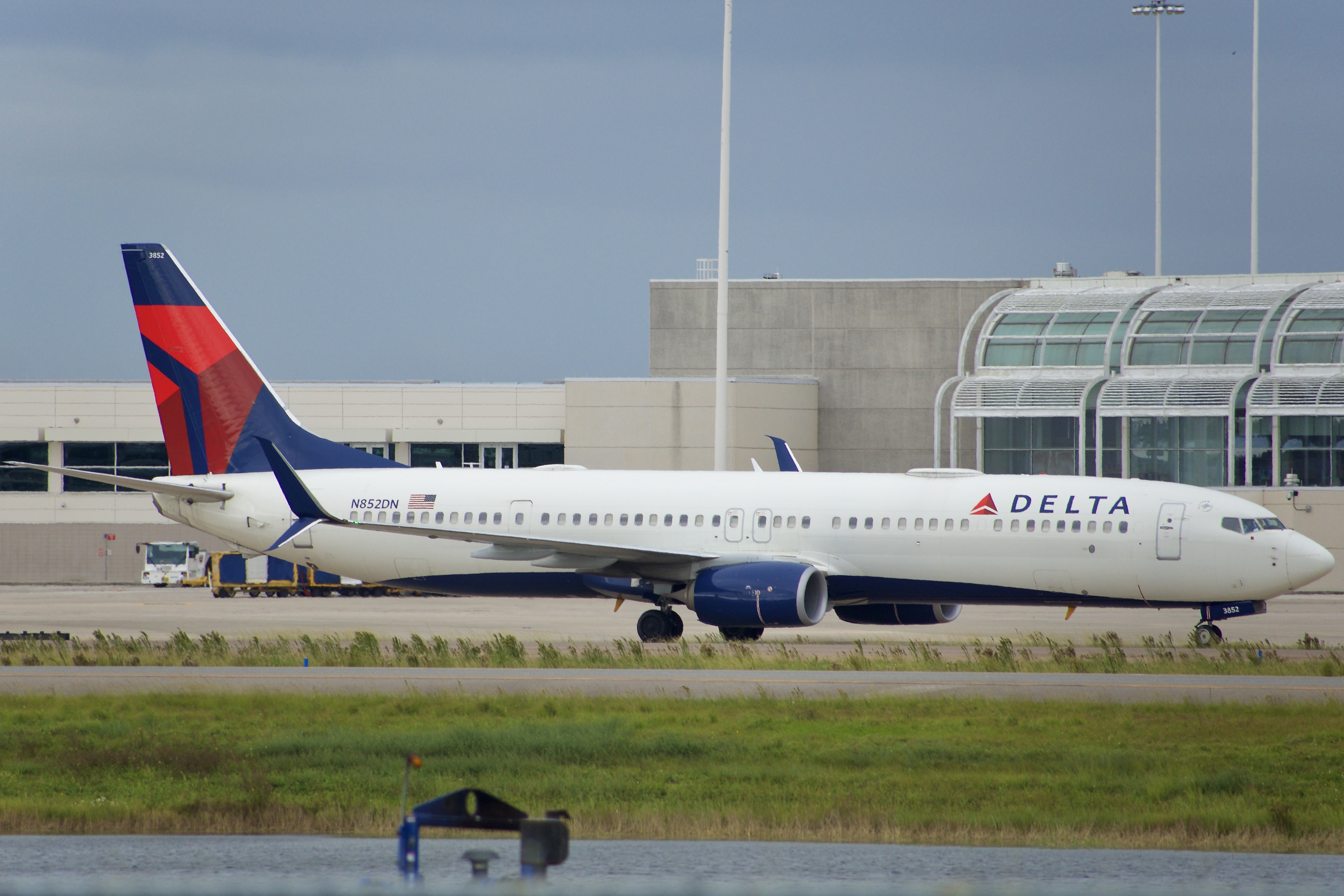 Full size: Delta Airlines Boeing 737-900ER N852DN at Orlando International Airport