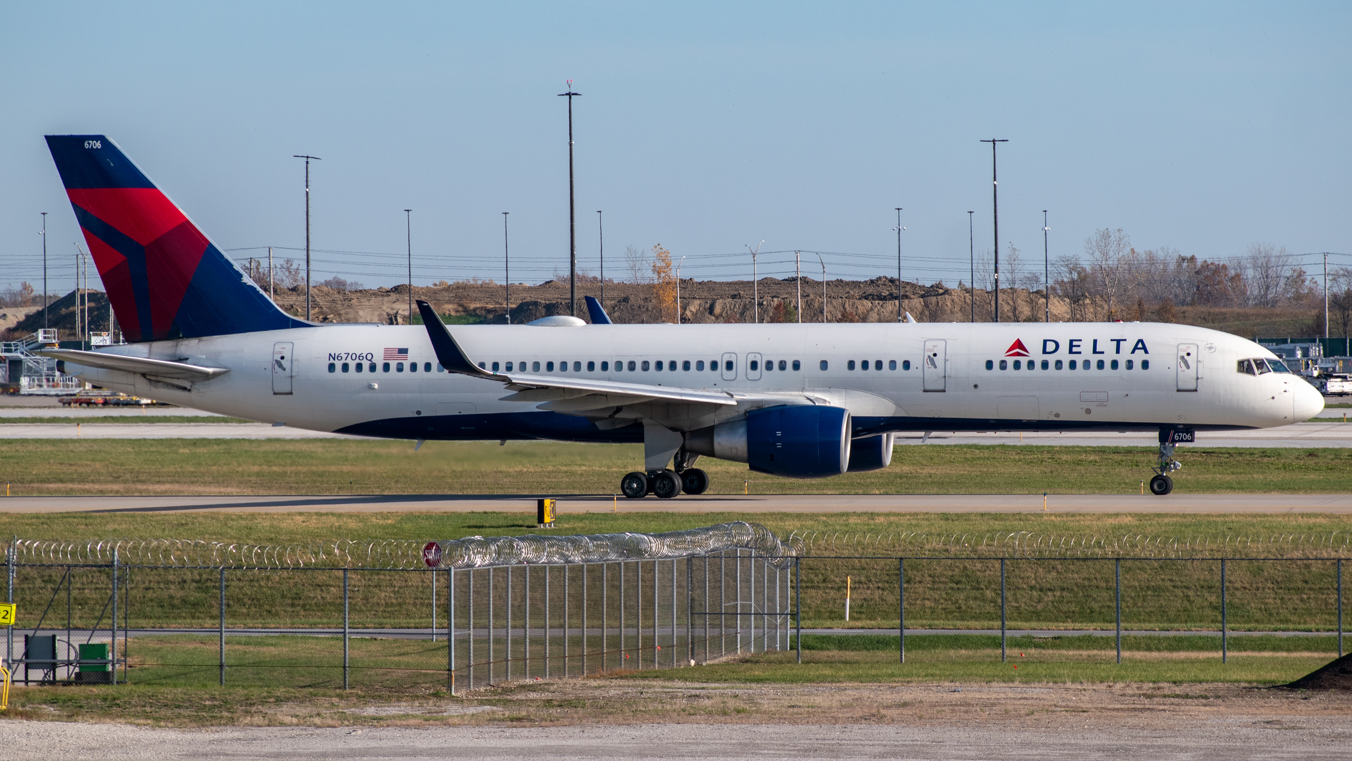 Full size: Delta Airlines Boeing 757-200 N6706Q at Indianapolis International Airport