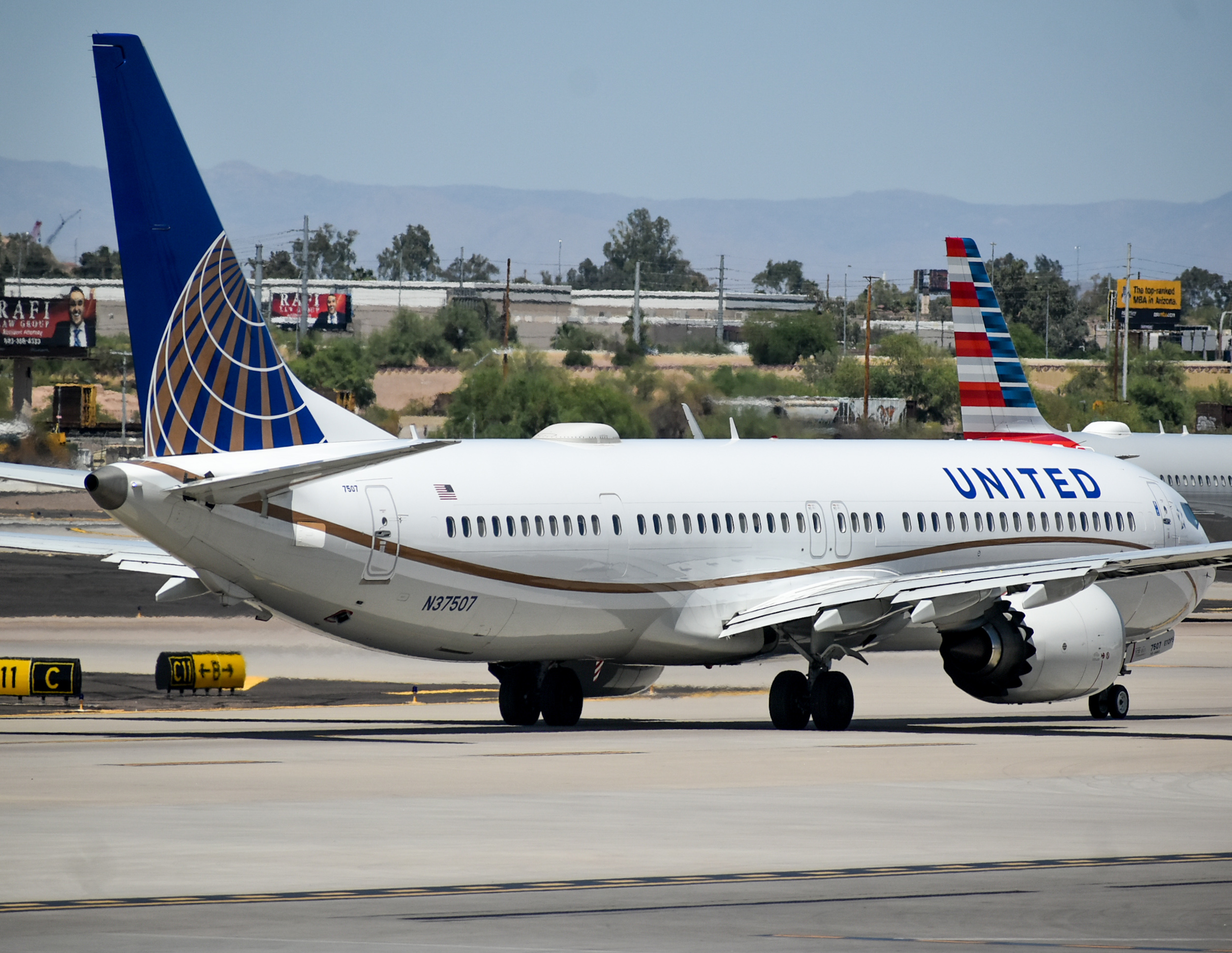 Full size: United Airlines Boeing 737 MAX 9 N37507 at Phoenix Sky Harbor International Airport