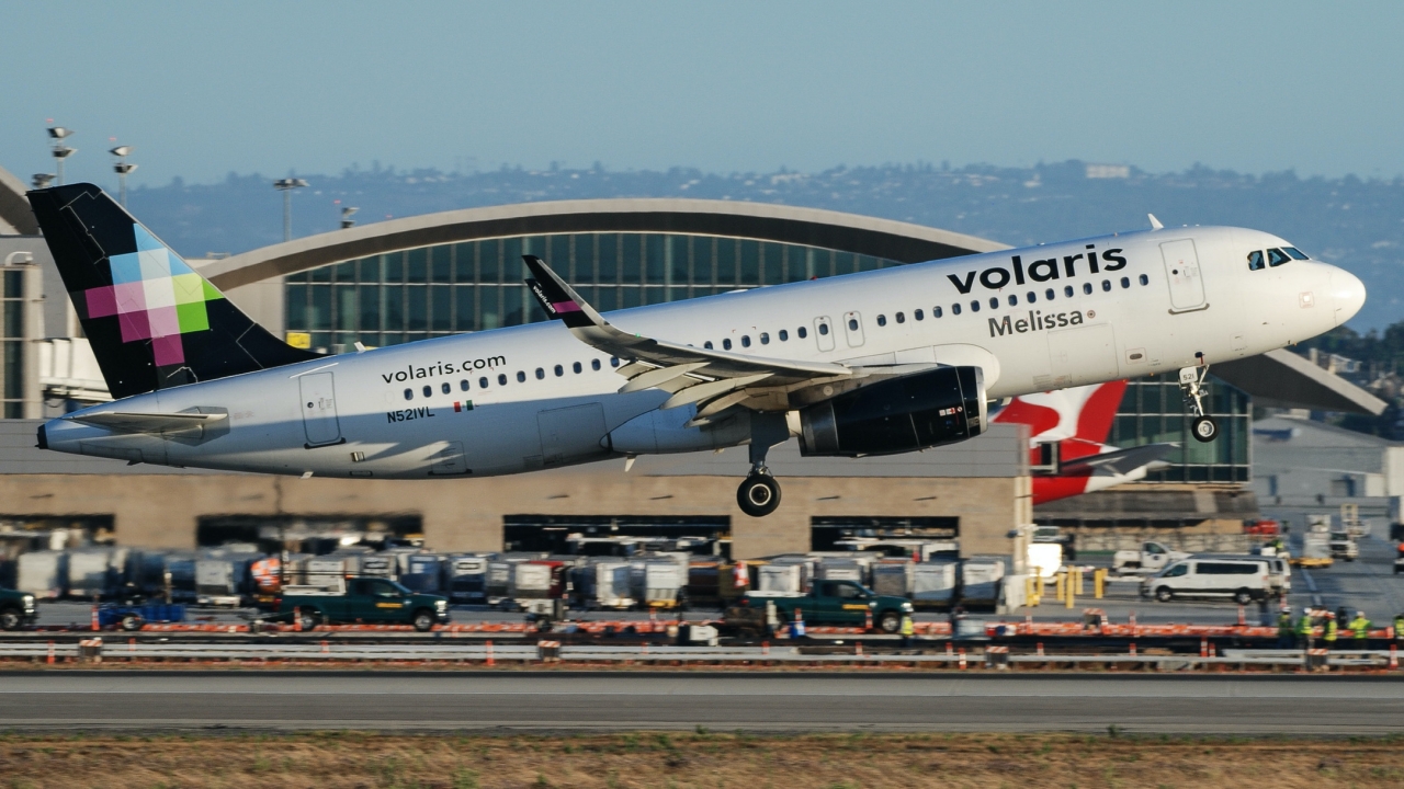 Full size: Volaris Airbus A320 N521VL at Los Angeles International Airport
