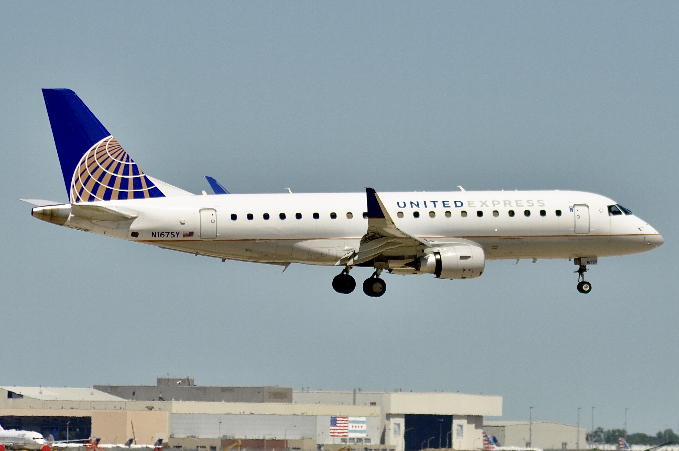 Full size: United Express Embraer E175 N167SY at Chicago O'Hare International Airport
