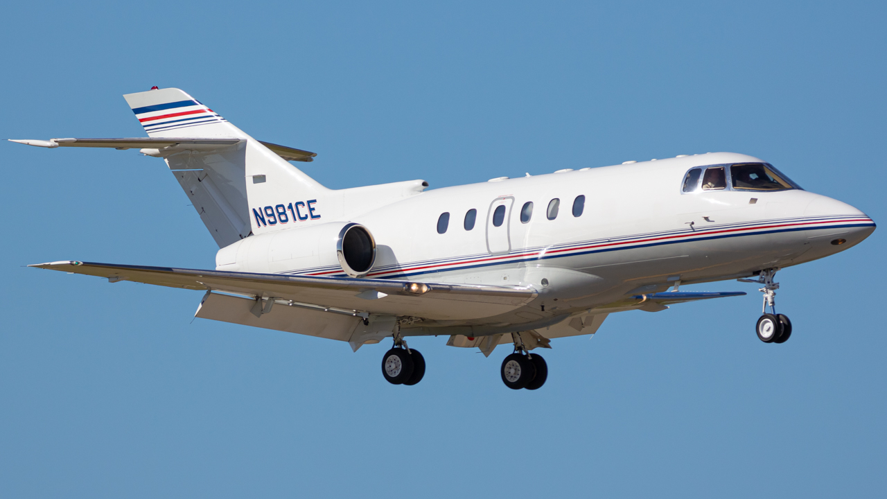 Full size: PRIVATE Hawker 800XP N981CE at Naples Municipal Airport
