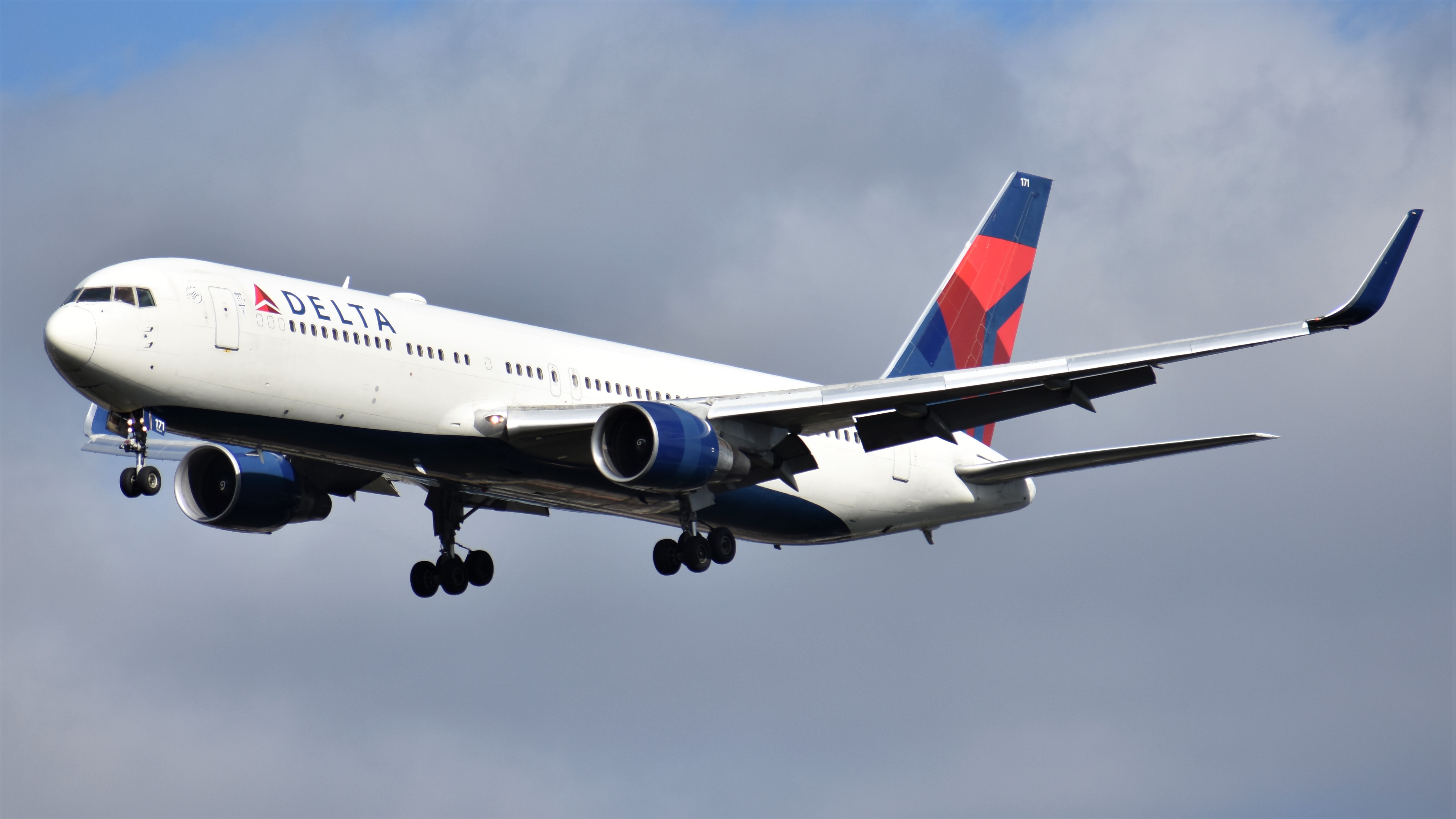 Full size: Delta Airlines Boeing 767-300ER N171DN at Hartsfield-Jackson Atlanta International Airport