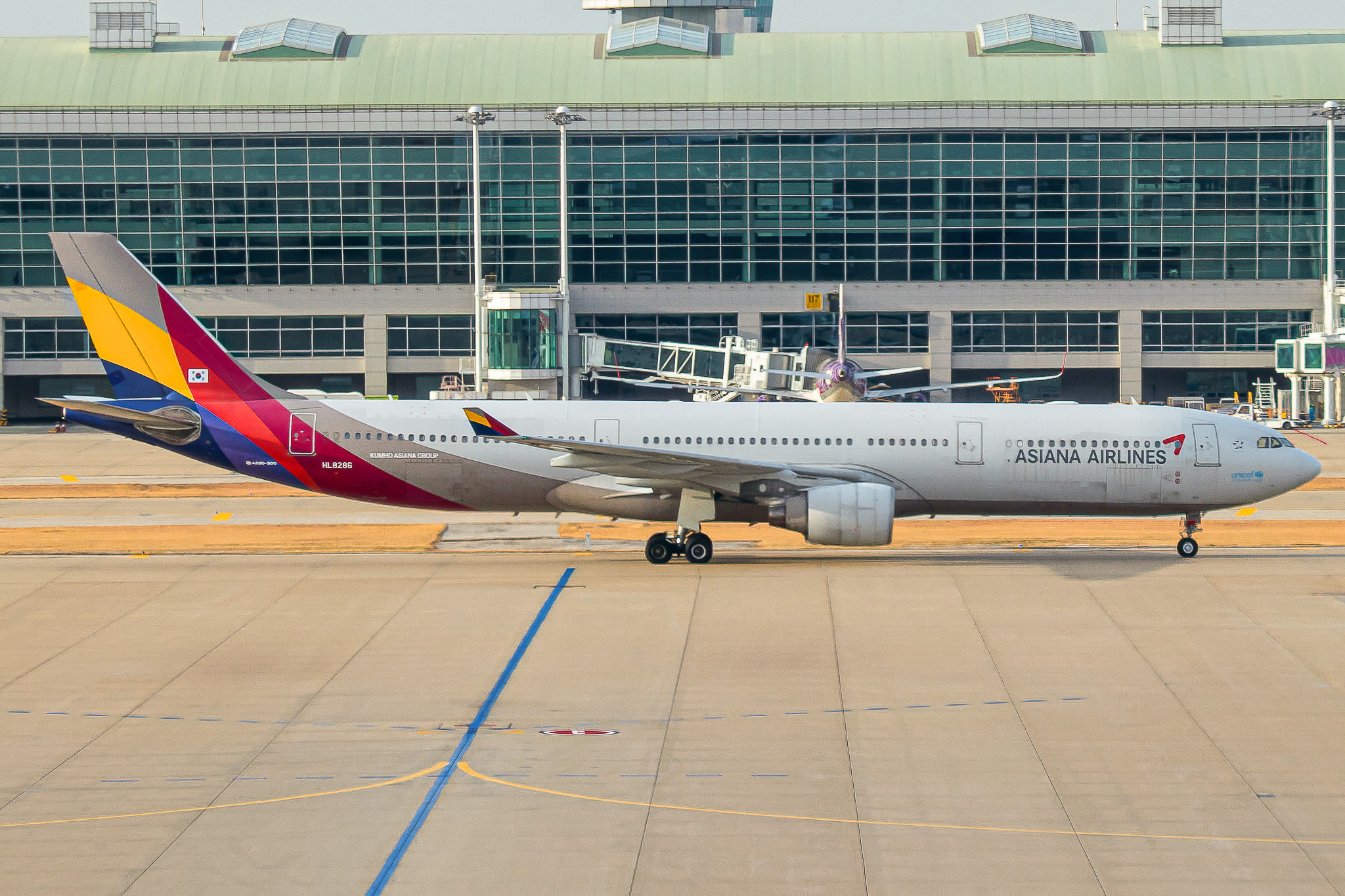 Full size: Asiana Airlines Airbus A330-300 HL8286 at Seoul-Incheon International Airport