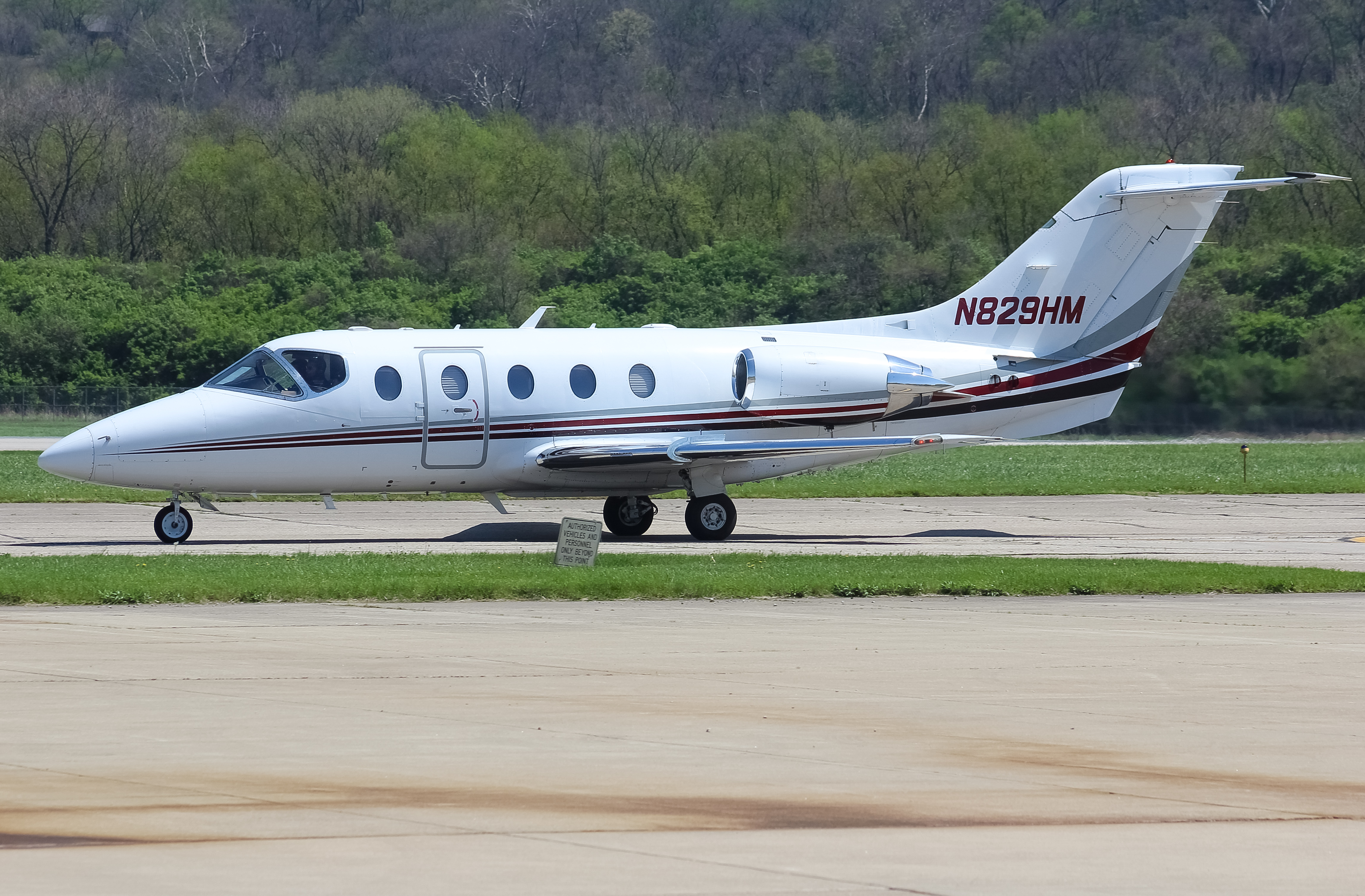 Full size: PRIVATE  Beechcraft Hawker 400 N829HM at Cincinnati Municipal Airport/Lunken Field