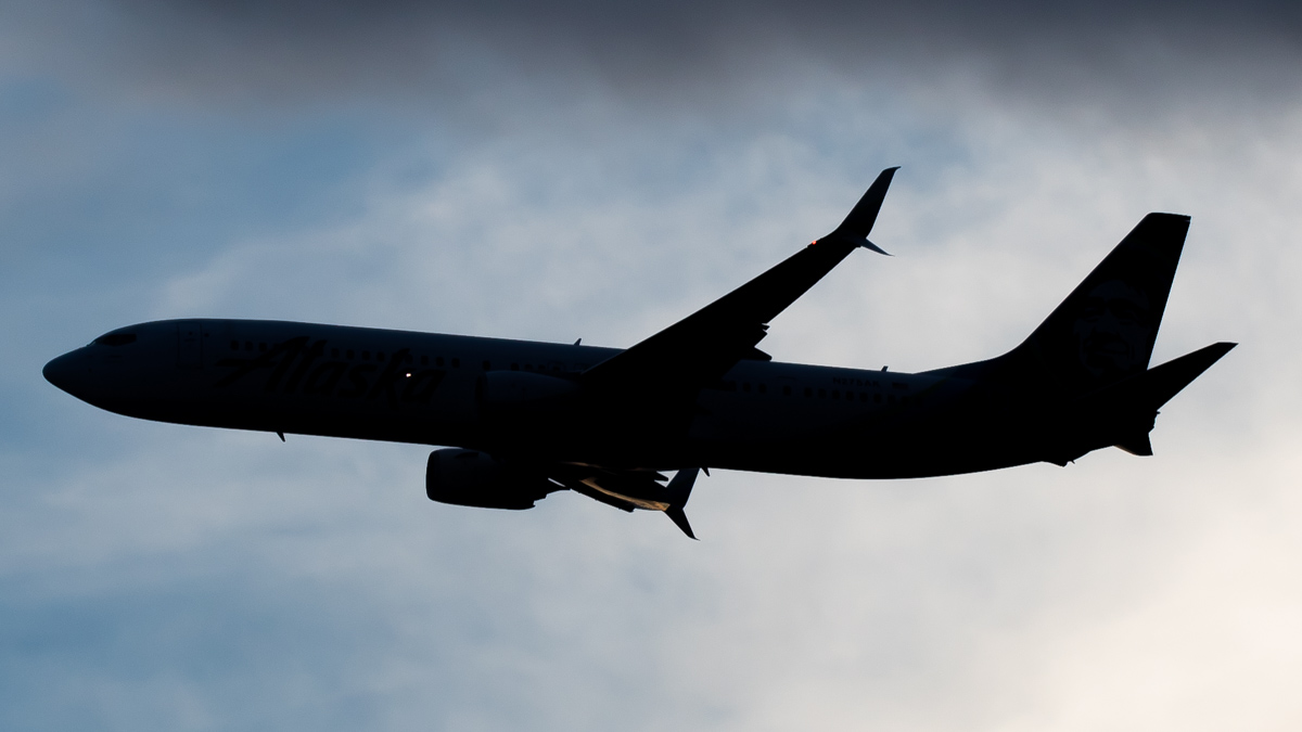 Full size: Alaska Airlines Boeing 737-900ER N275AK at Dallas-Fort Worth International Airport