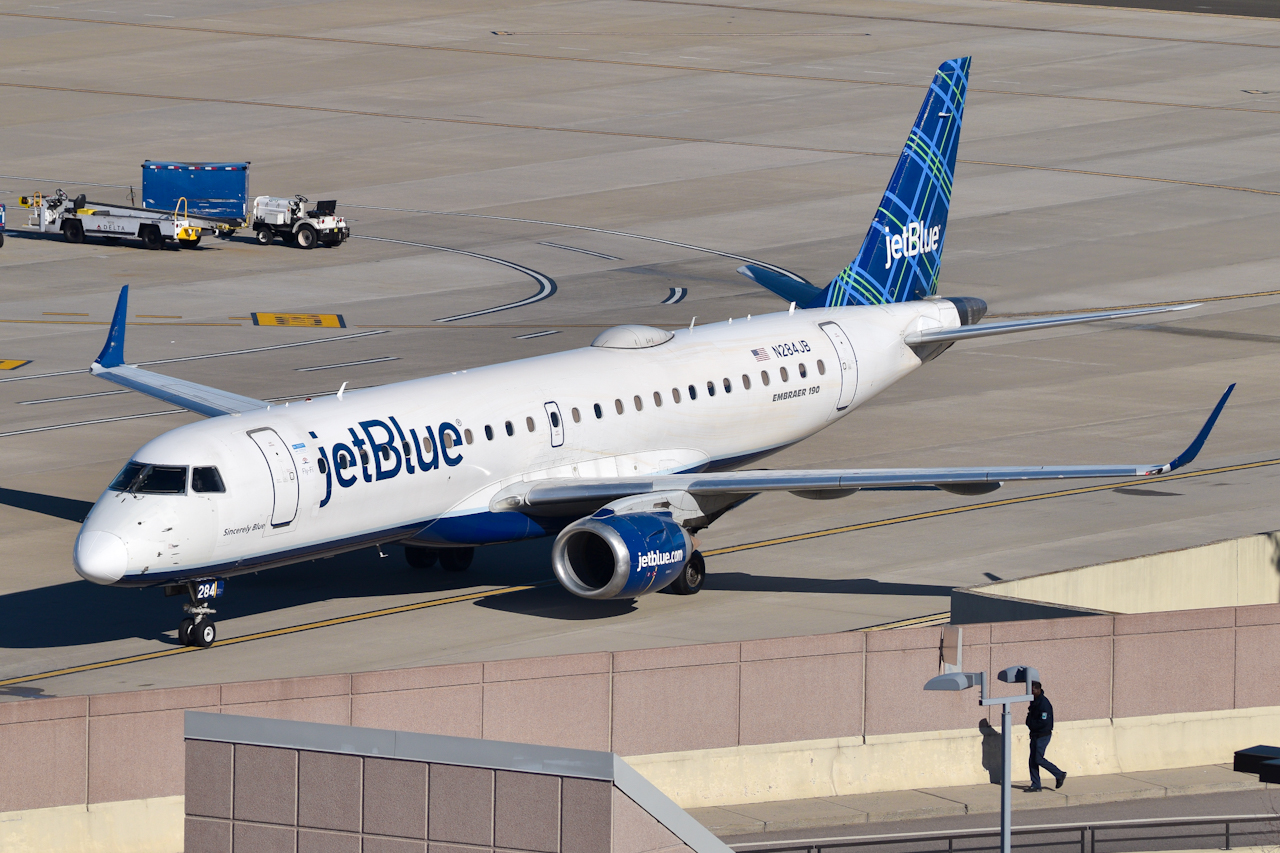 Full size: JetBlue Airways Embraer E190 N284JB at Raleigh-Durham International Airport