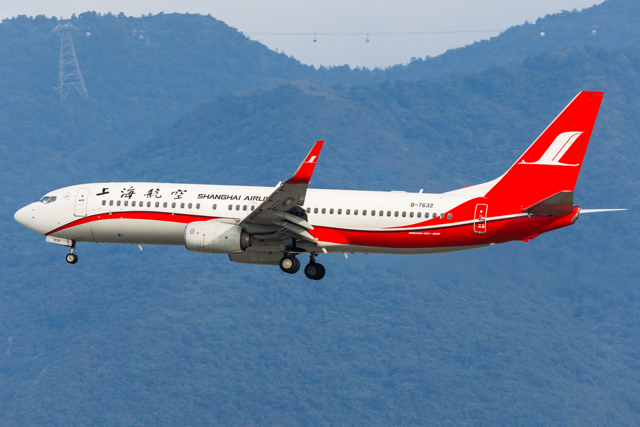 Full size: Shanghai Airlines Boeing 737-800 B-7632 at Hong Kong International Airport