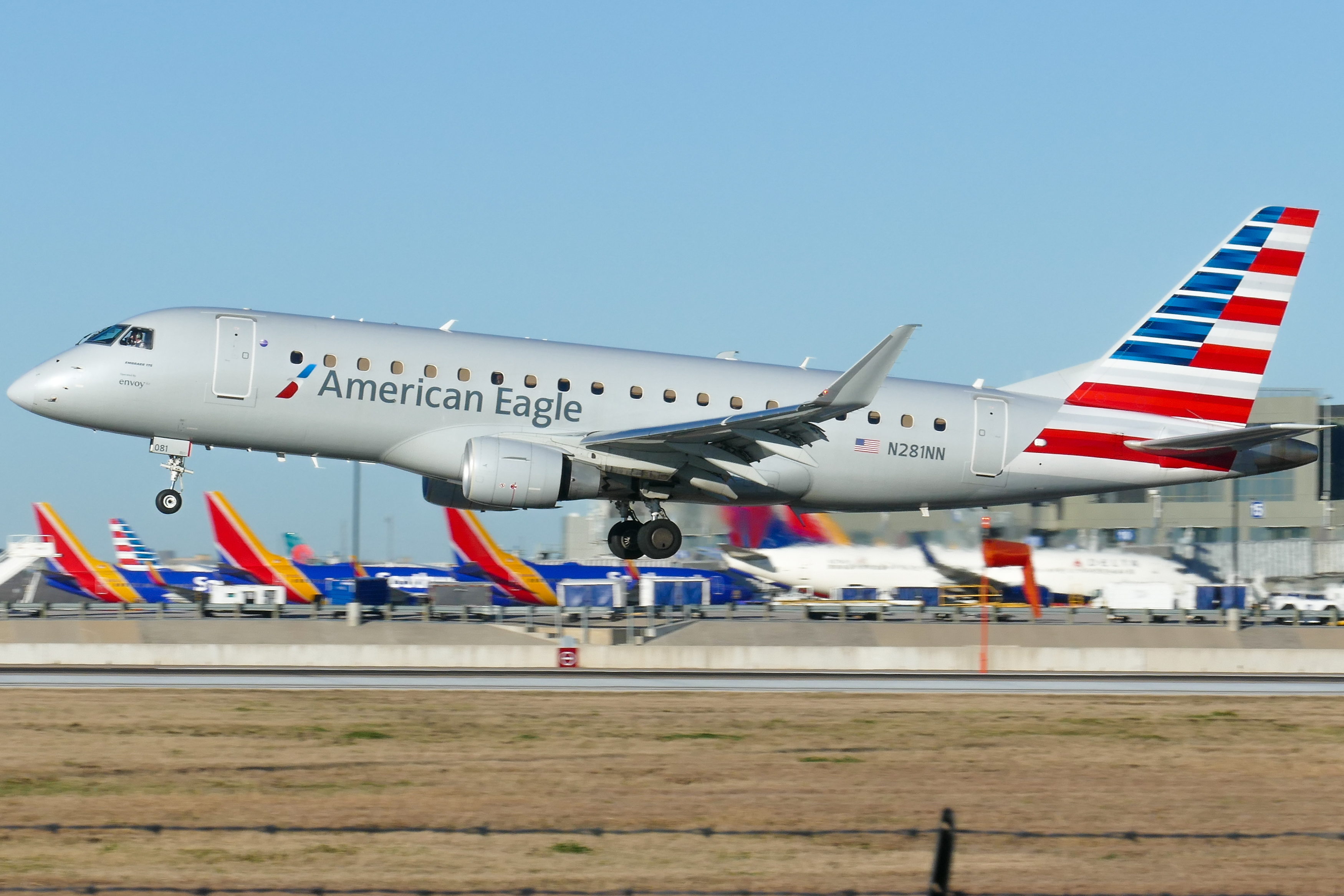 Full size: American Eagle Embraer E175 N281NN at Austin-Bergstrom International Airport