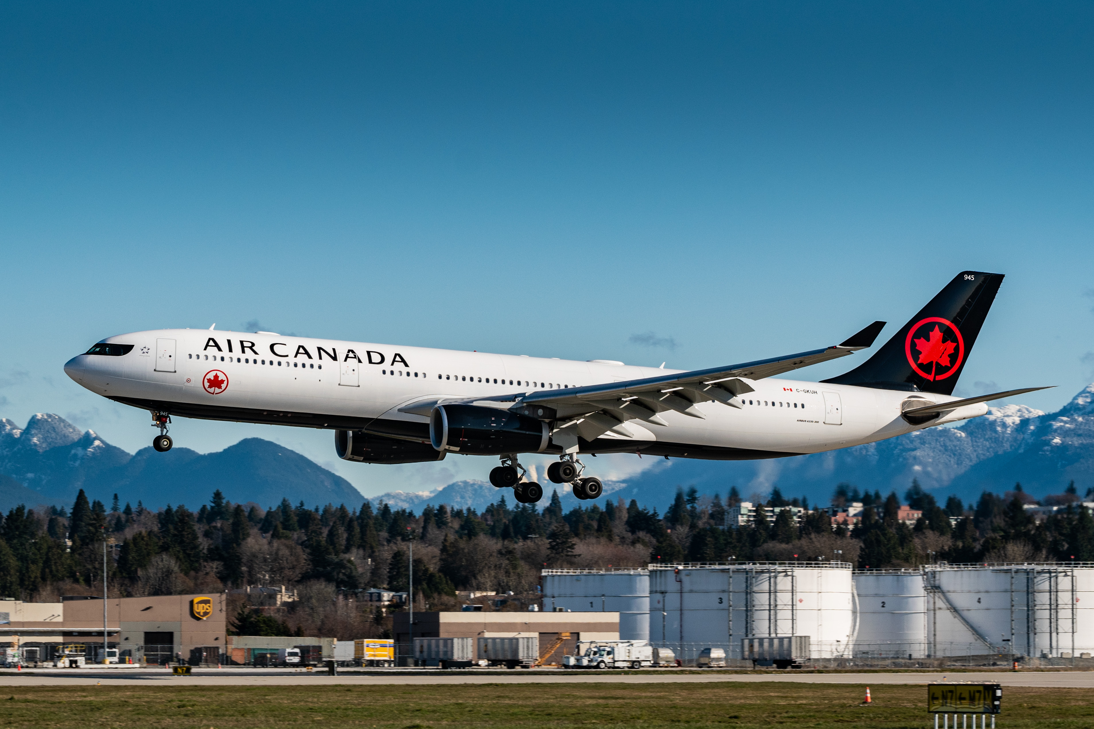 Full size: Air Canada Airbus A330-300 C-GKUH at Vancouver International Airport