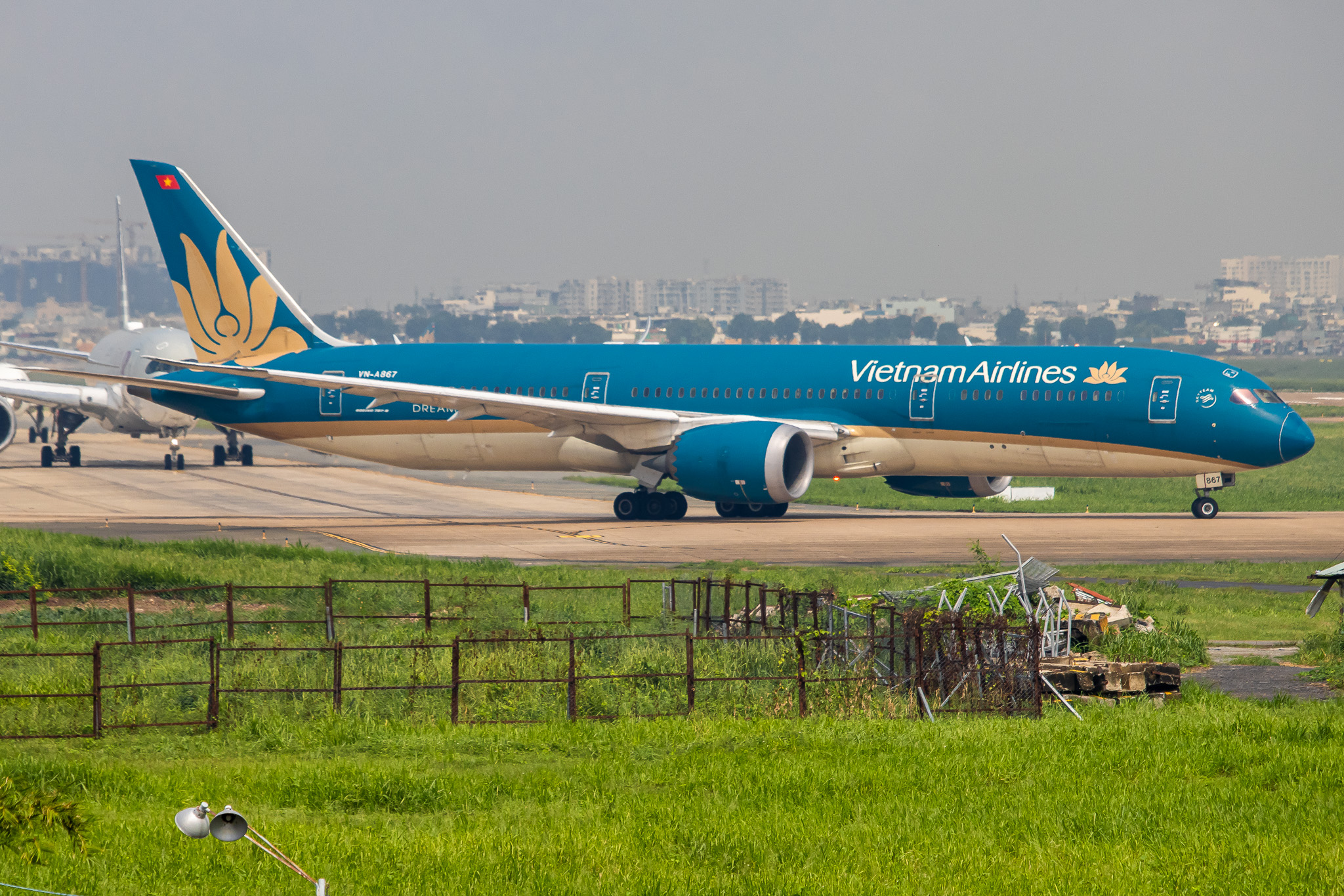 Full size: Vietnam Airlines Boeing 787-9 VN-A867 at Tan Son Nhat International Airport