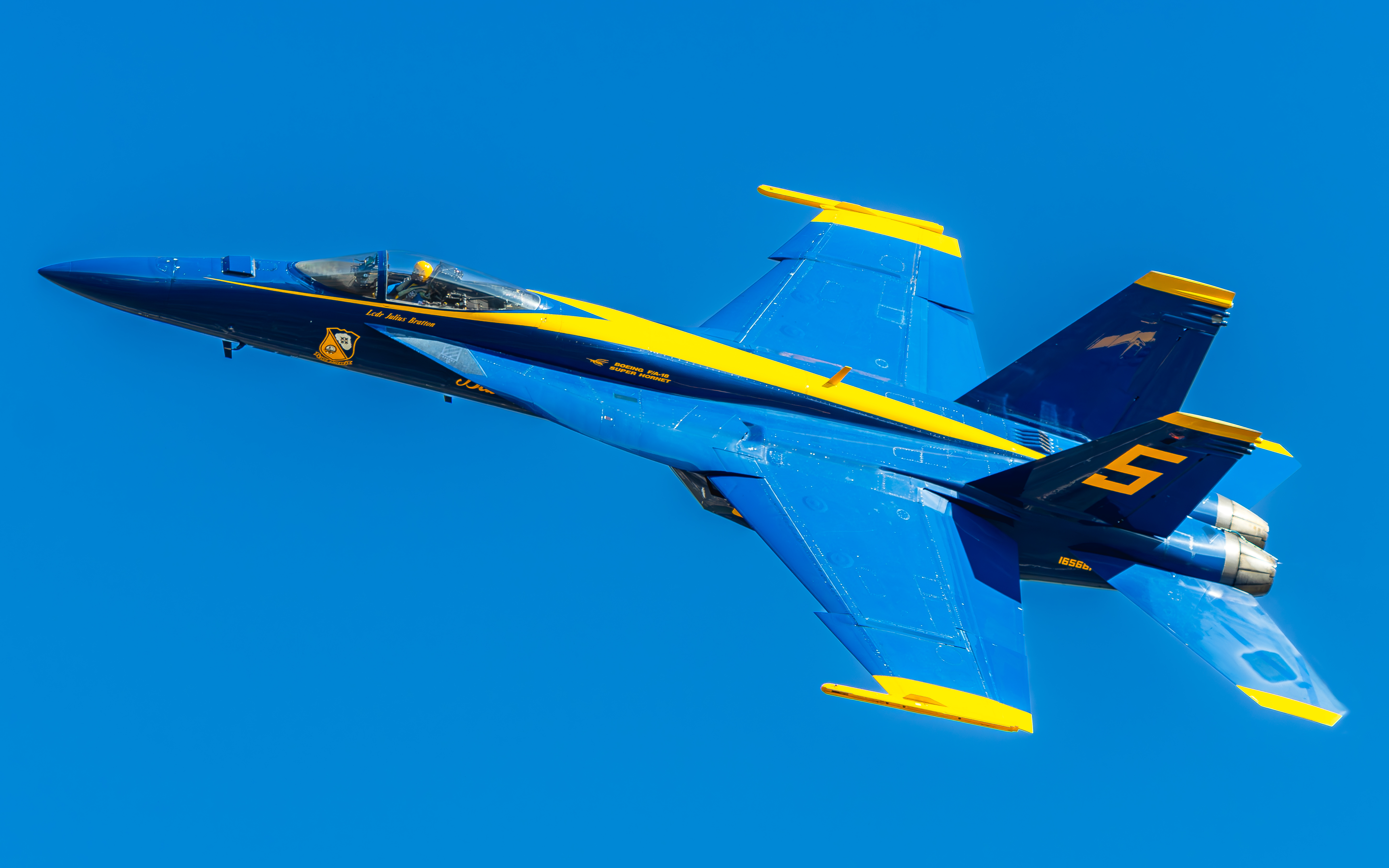 Full size: Blue Angels Boeing F/A-18E/F Super Hornet 165661 at McMinnville Municipal Airport