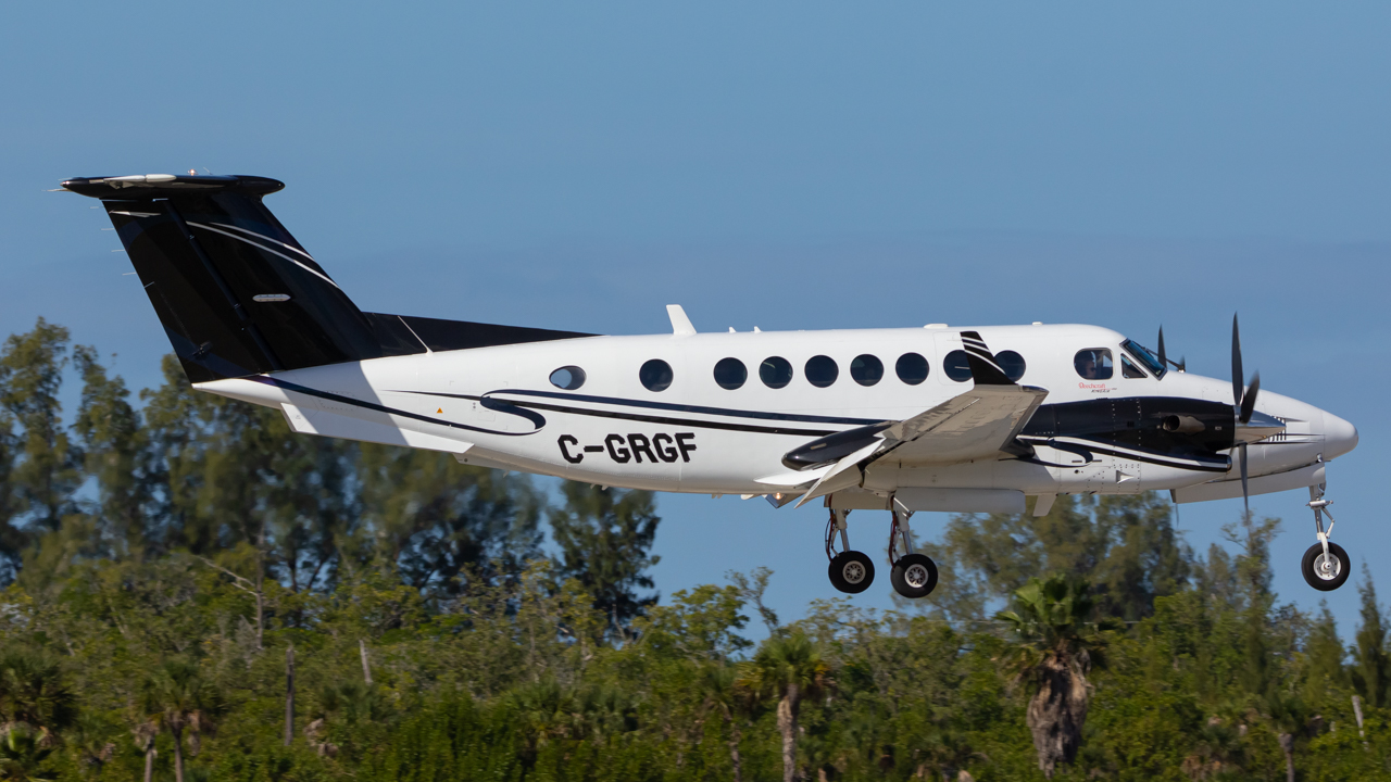 Full size: PRIVATE Beechcraft King Air 350 C-GRGF at Naples Municipal Airport