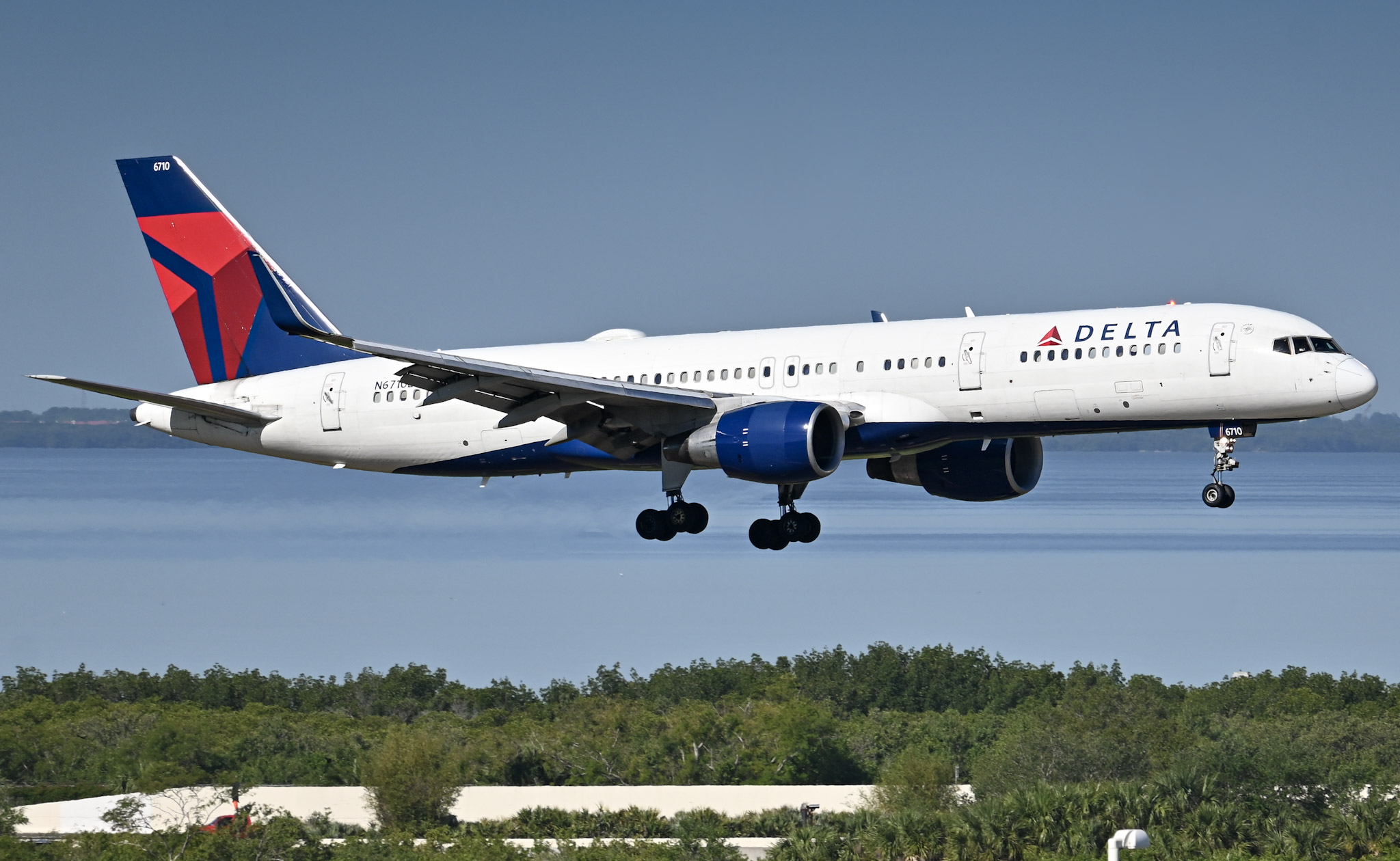 Full size: Delta Airlines Boeing 757-200 N6710E at Tampa International Airport
