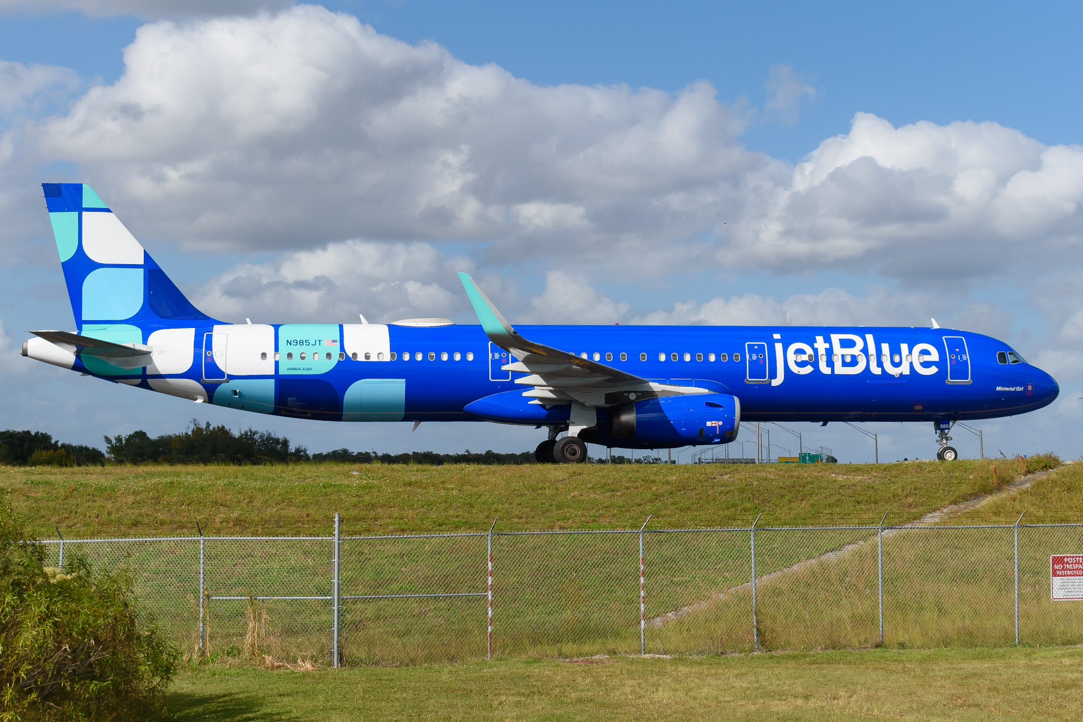 Full size: JetBlue Airways Airbus A321-200 N985JT at Orlando International Airport