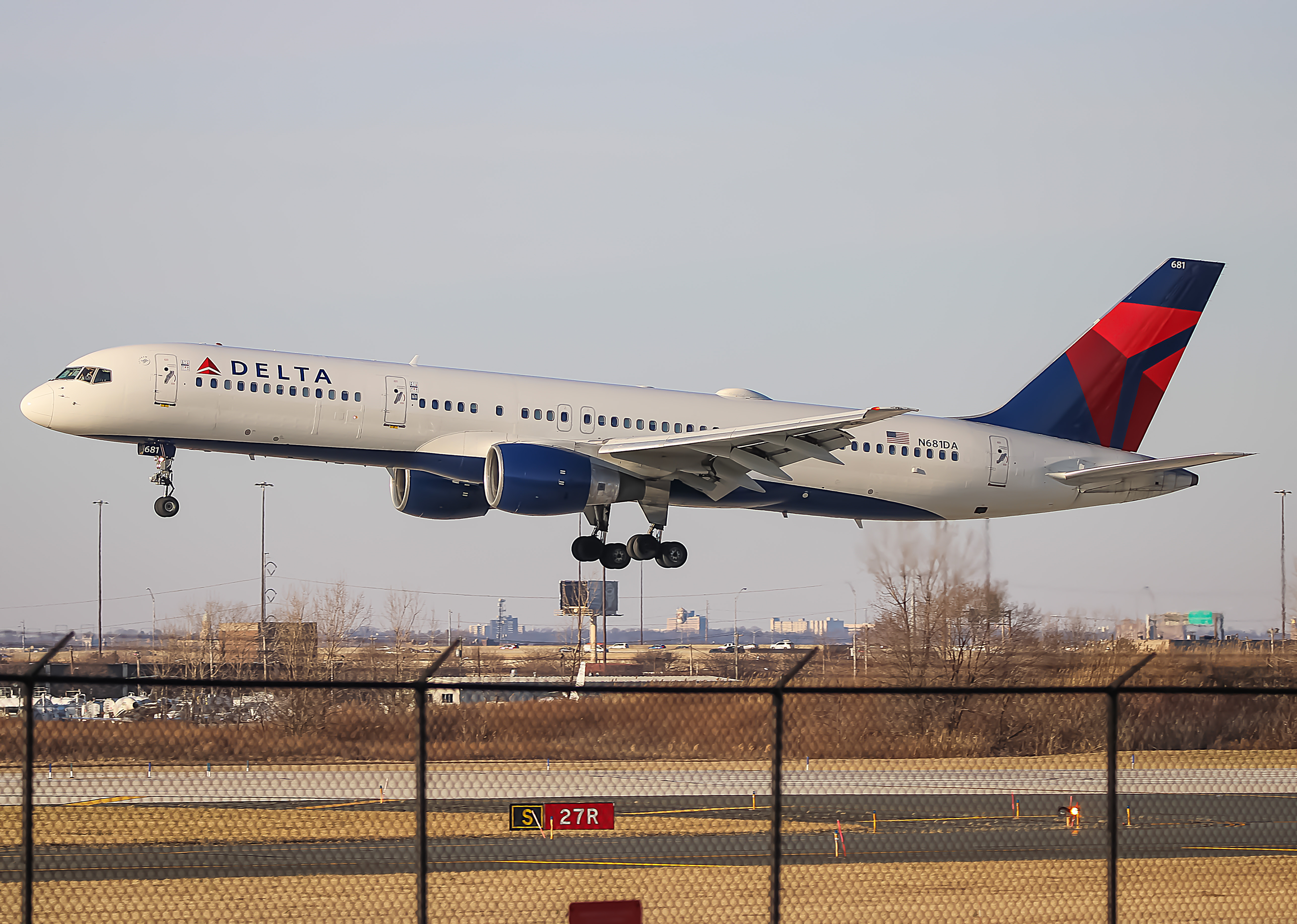 Full size: Delta Airlines Boeing 757-200 N681DA at Philadelphia International Airport