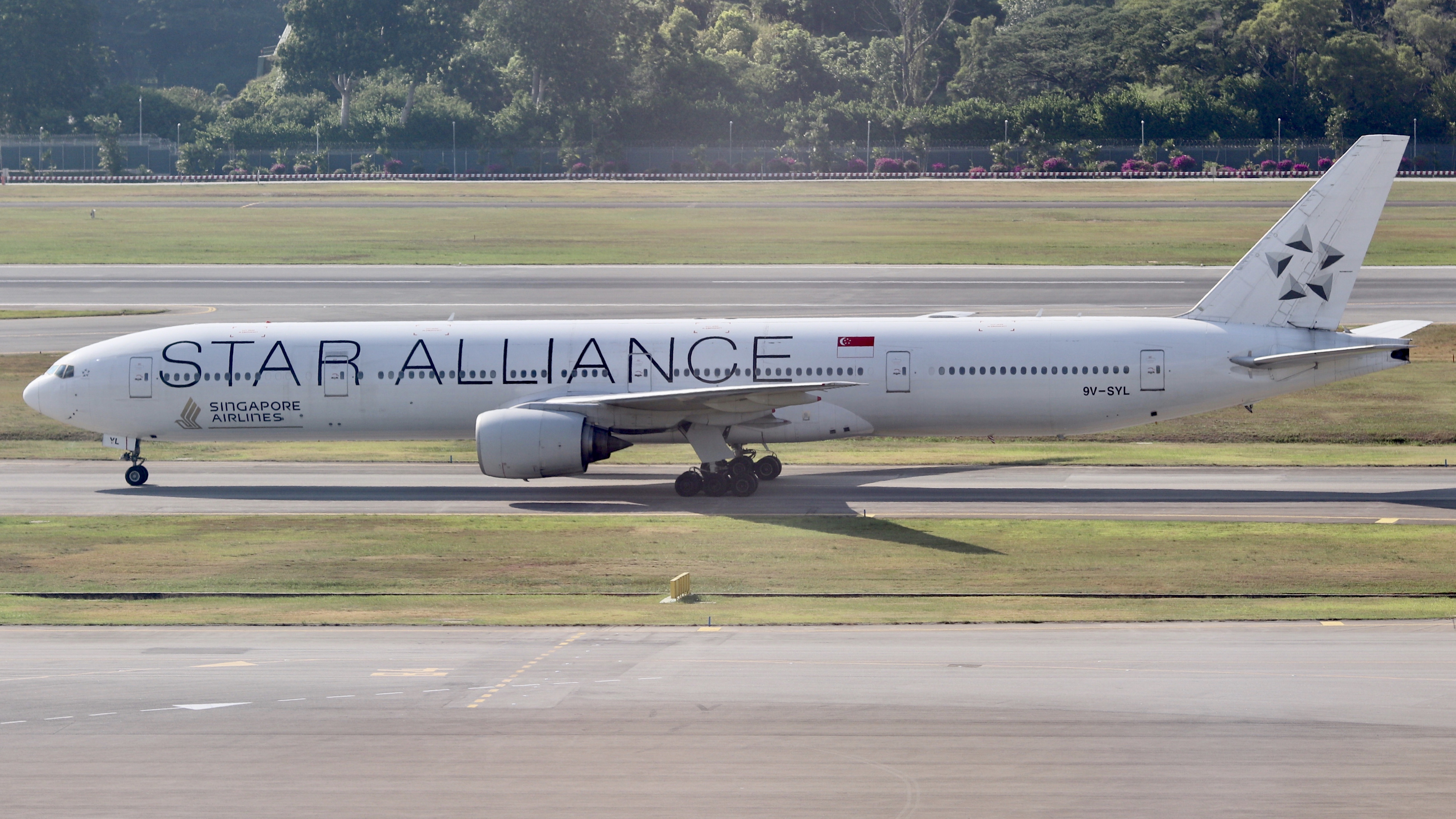 Full size: Singapore Airlines Boeing 777-300 9V-SYL at Singapore-Changi Airport