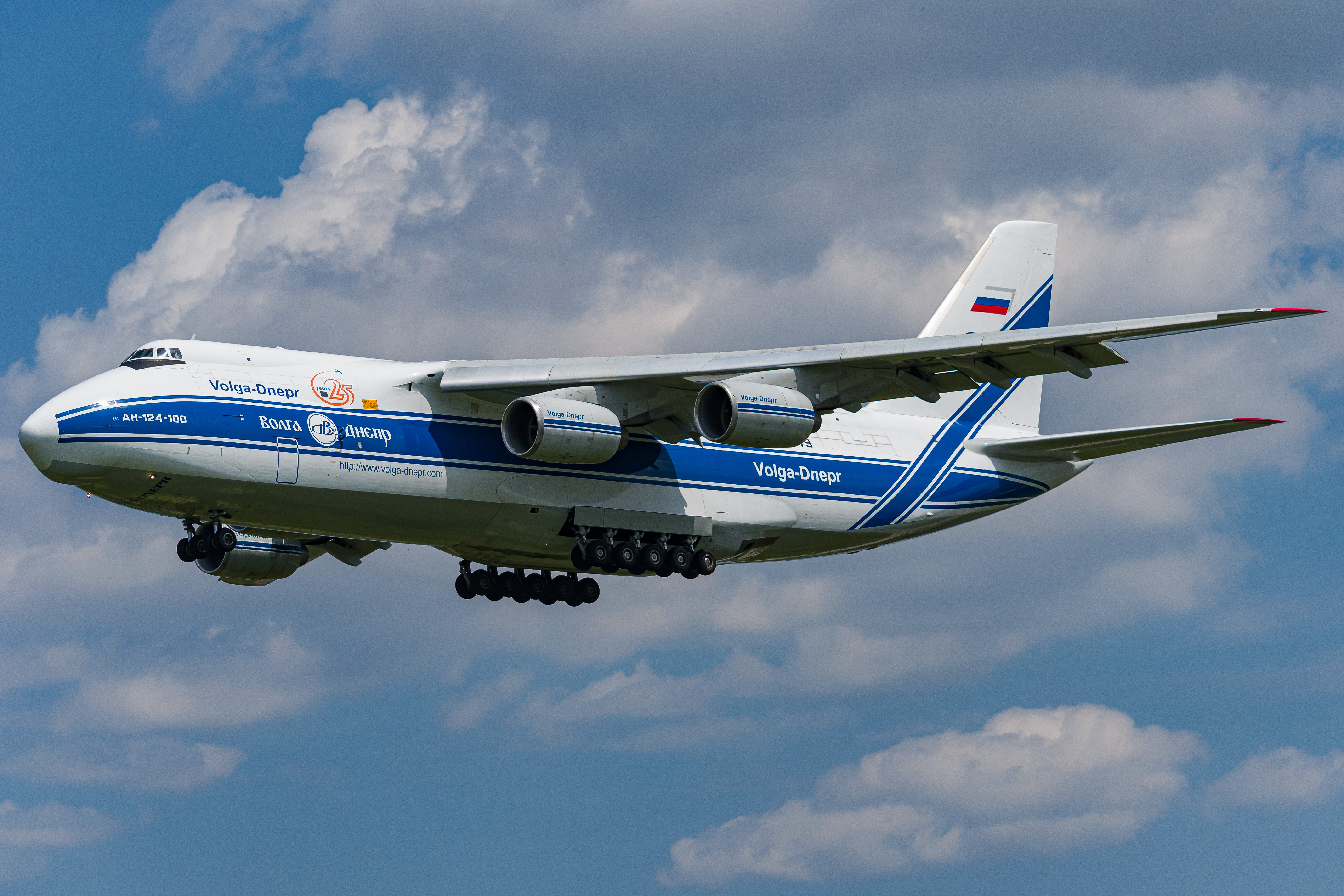 Full size: Volga-Dnepr Airlines Antonov An-124 RA-82079 at Philadelphia International Airport