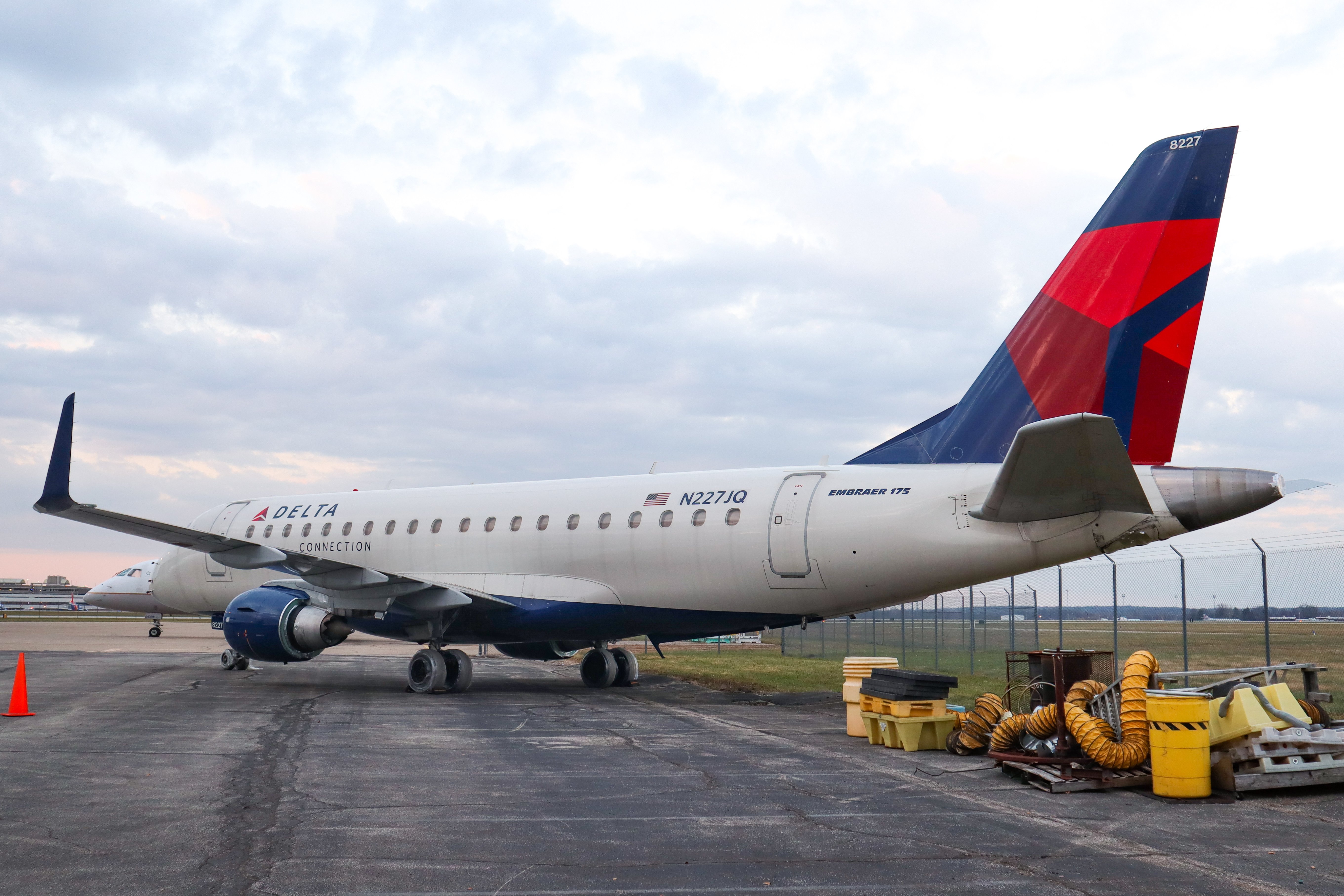 Full size: Delta Connection Embraer E175 N227JQ at John Glenn Columbus International Airport