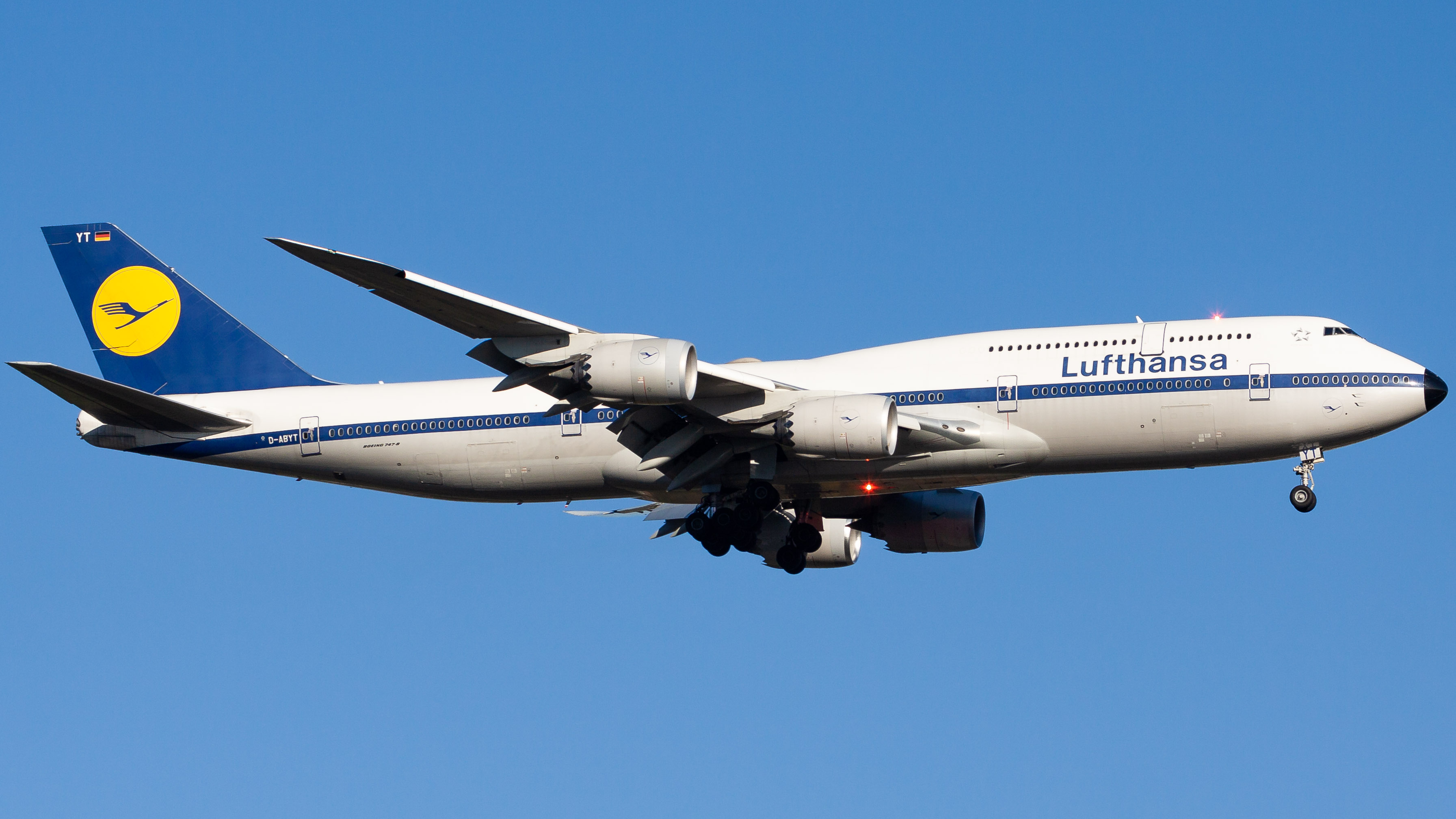 Full size: Lufthansa Boeing 747-8i D-ABYT at Washington Dulles International Airport