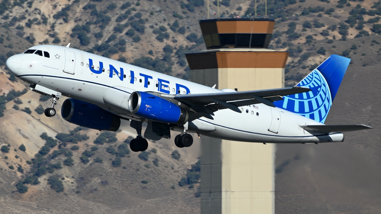 Full size: United Airlines Airbus A319 N871UA at Reno/Tahoe International Airport