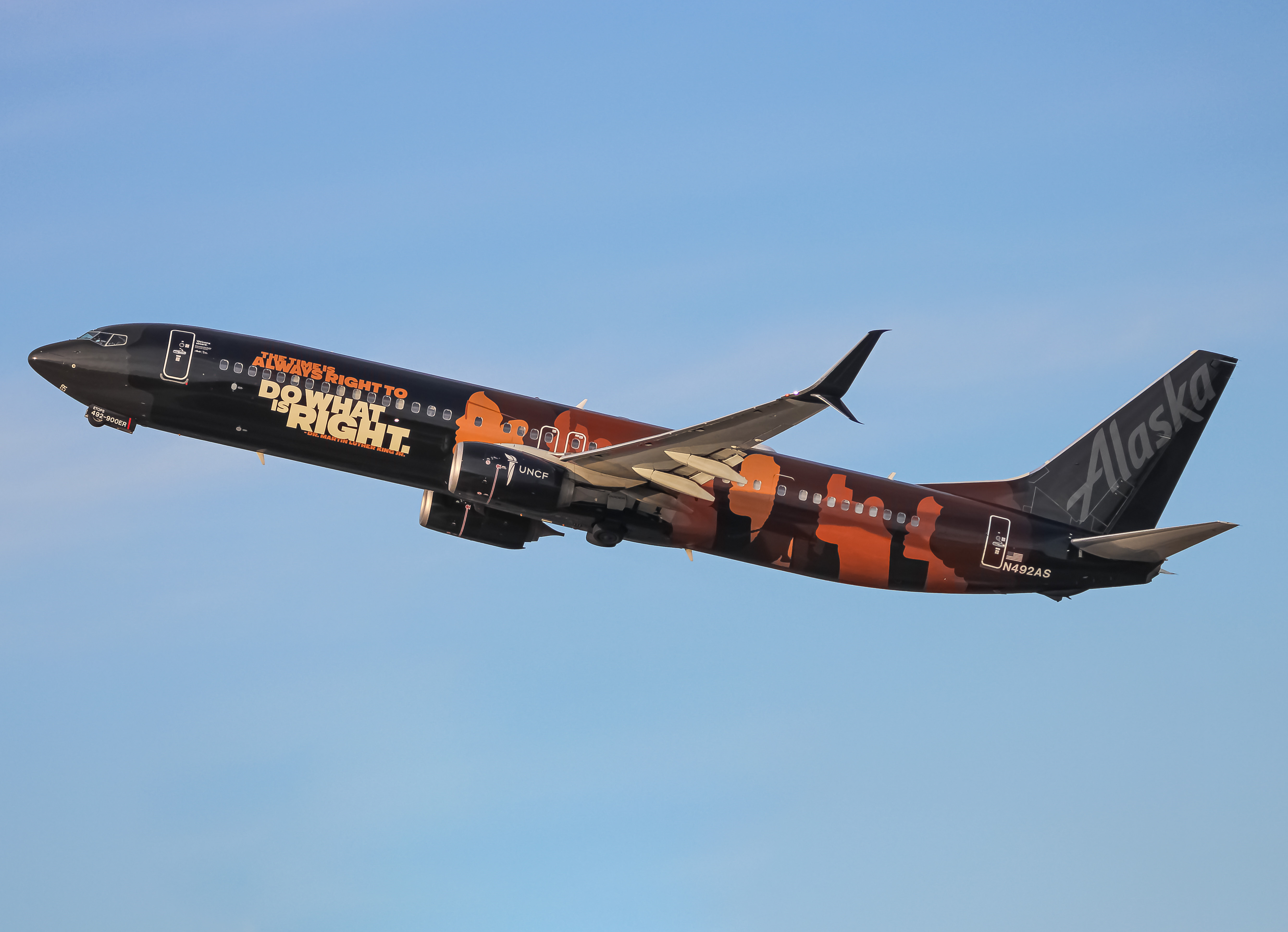 Full size: Alaska Airlines Boeing 737-900ER N492AS at Baltimore/Washington International Thurgood Marshall Airport