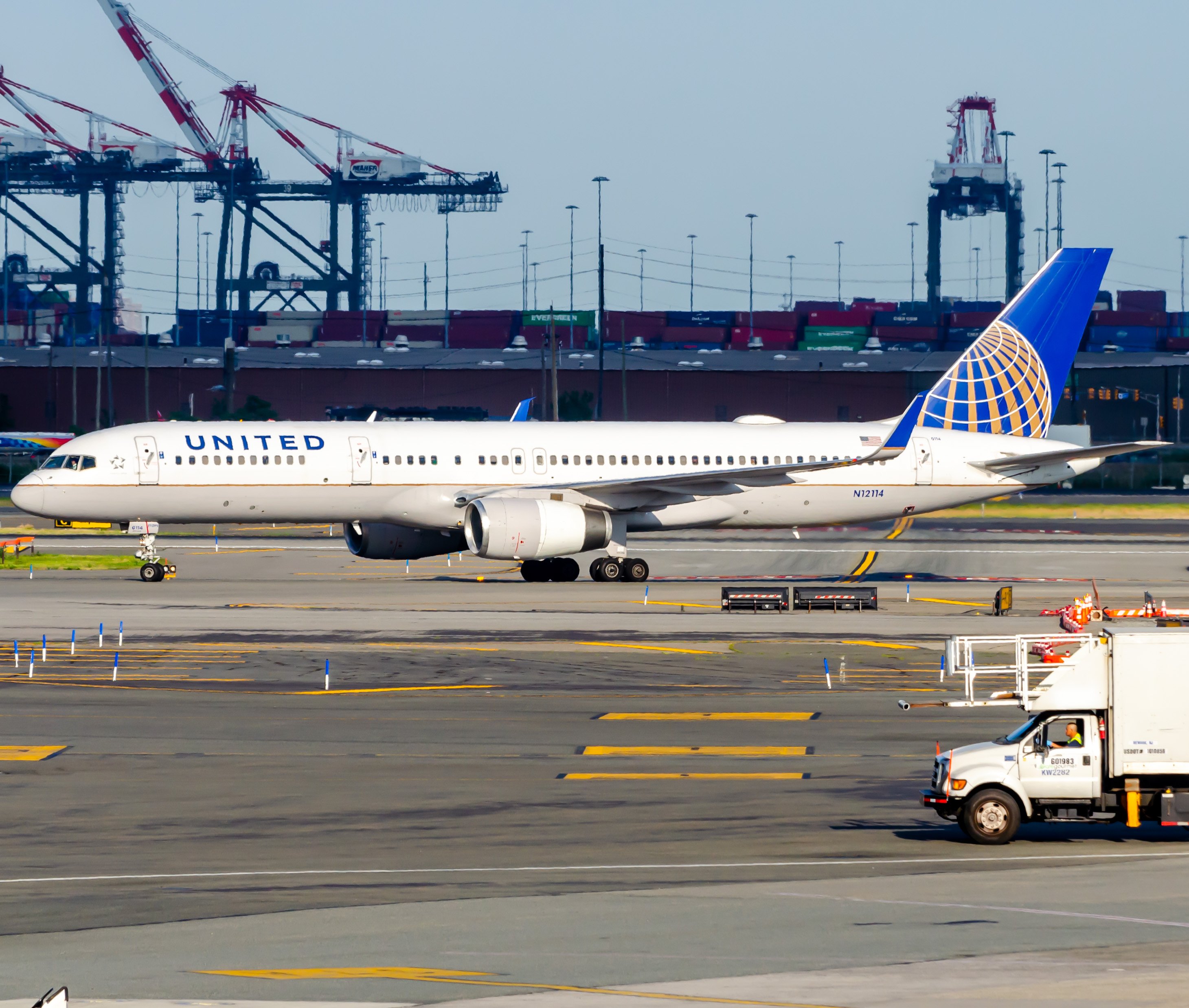 Full size: United Airlines Boeing 757-200 N12114 at Newark Liberty International Airport