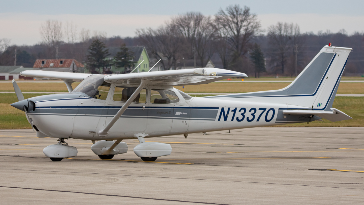 Full size: PRIVATE Cessna 172 N13370 at Delaware Municipal Airport