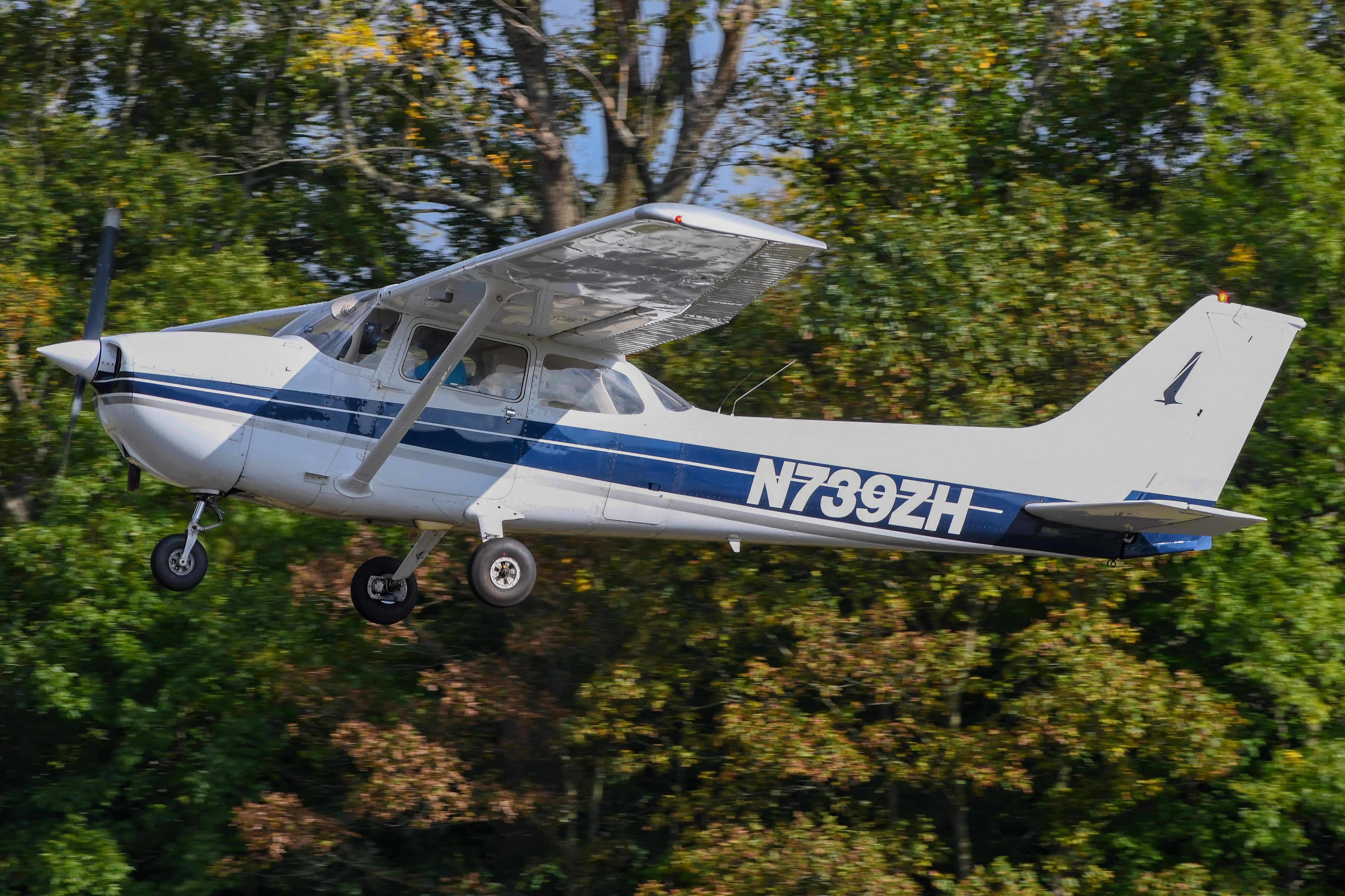 Full size: PRIVATE Cessna 172 N739ZH at Flying W Airport