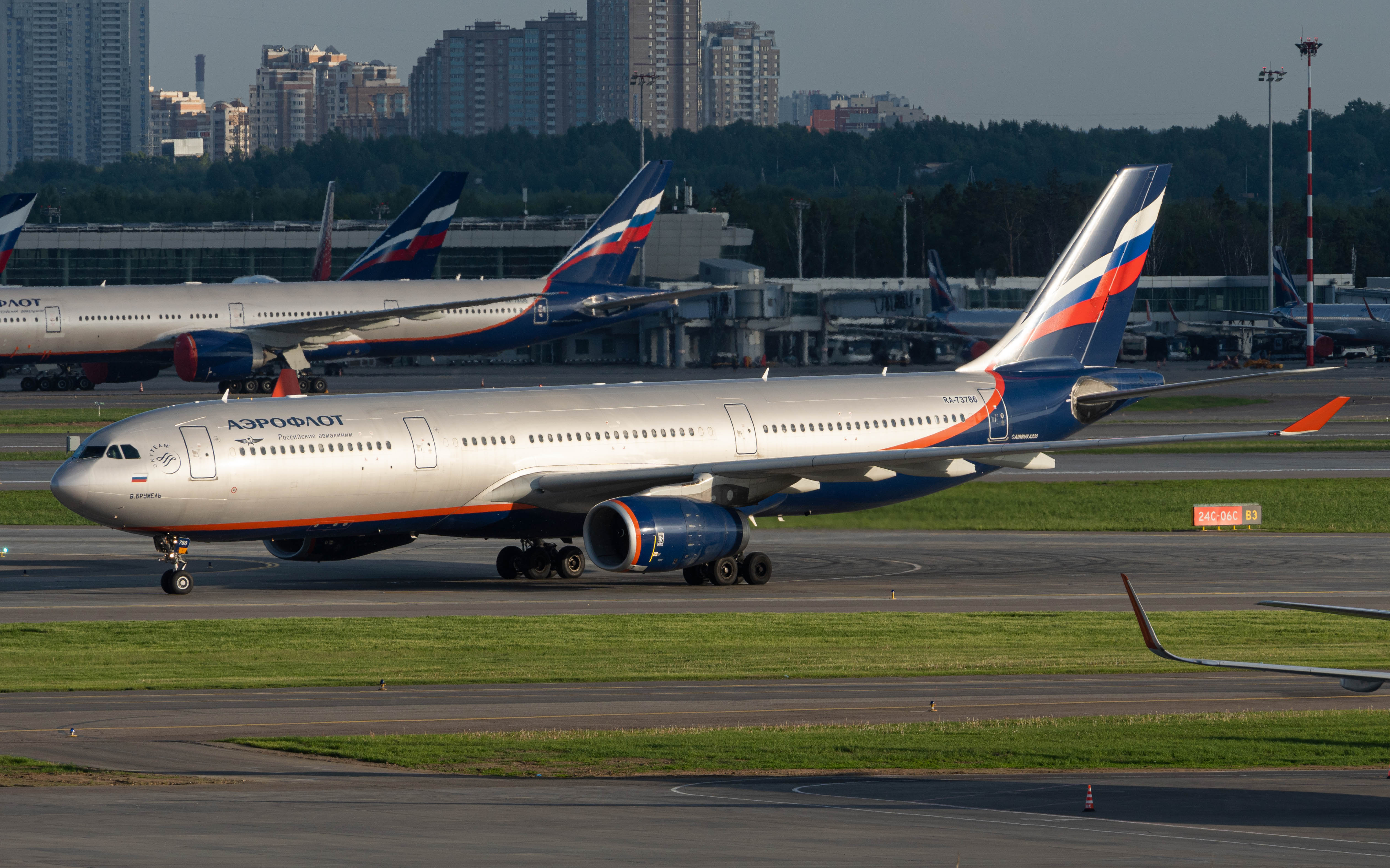 Full size: Aeroflot Airbus A330-300 RA-73786 at Moscow Sheremetyevo International Airport