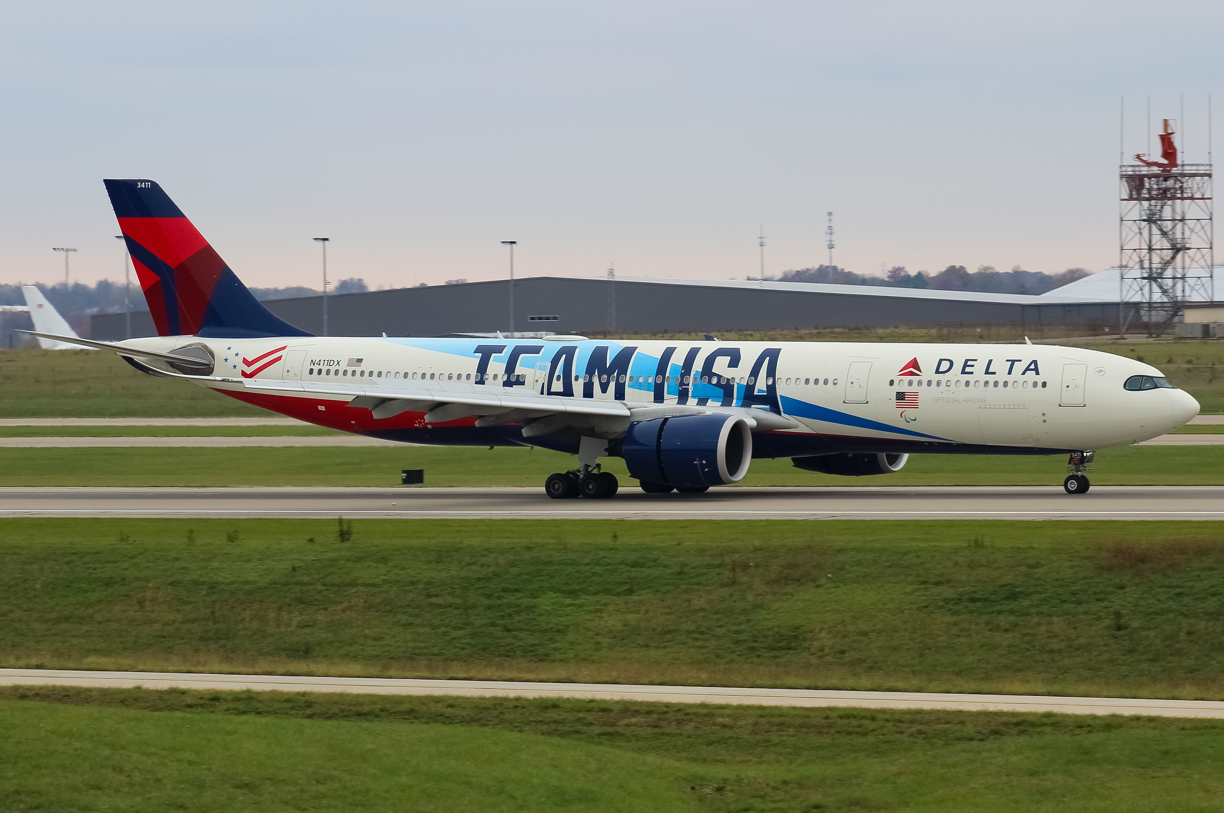 Full size: Delta Airlines Airbus A330-900 N411DX at Cincinnati/Northern Kentucky International Airport