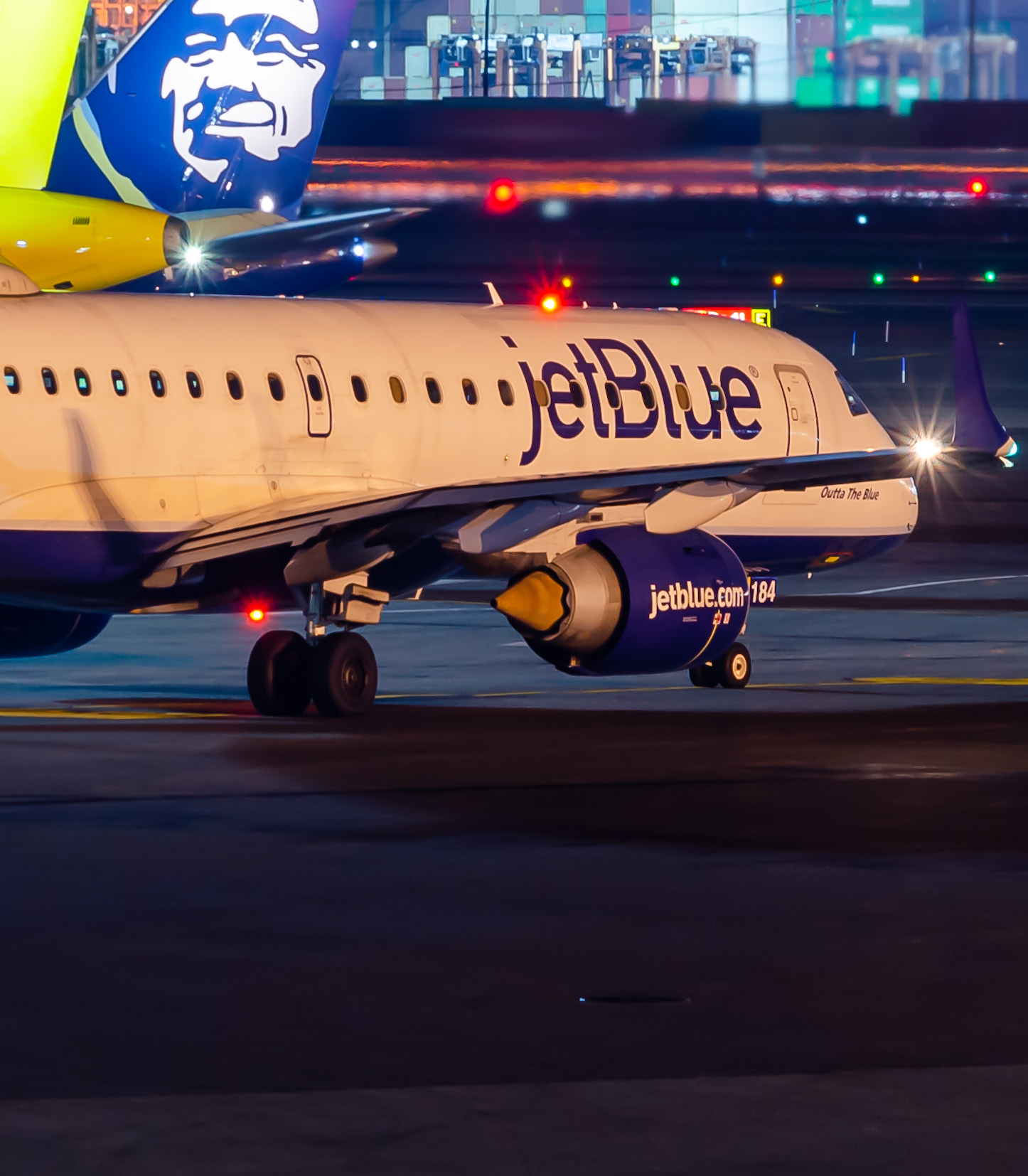 Full size: JetBlue Airways Embraer E190 N184JB at Newark Liberty International Airport