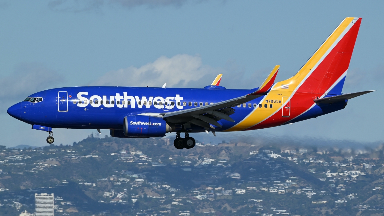 Full size: Southwest Airlines Boeing 737-700 N7885A at Los Angeles International Airport