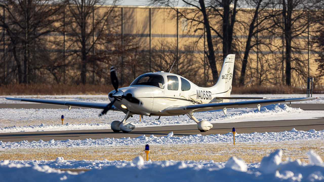Full size: PRIVATE Cirrus SR-22 N406SR at Delaware Municipal Airport